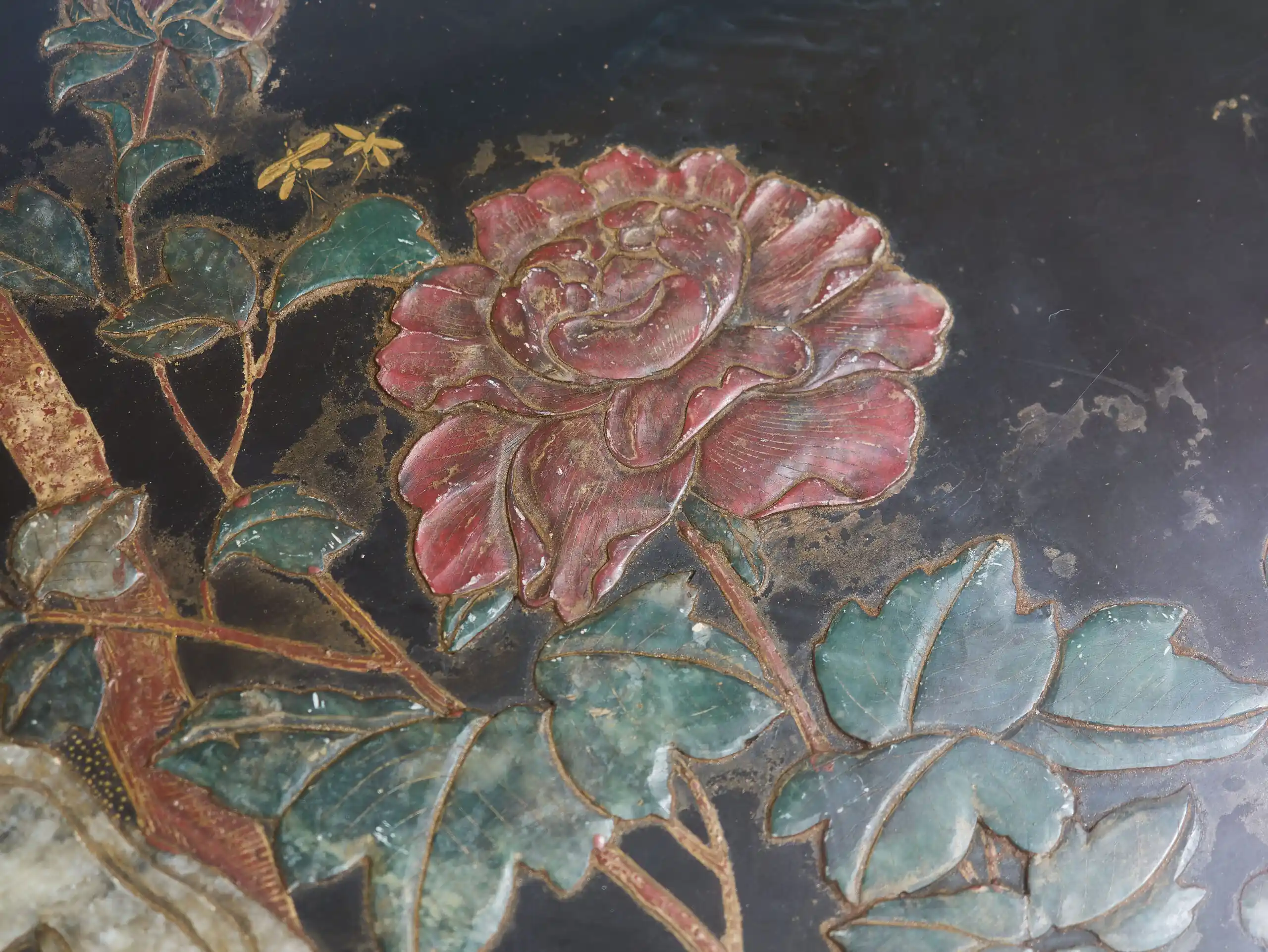 Starožitný čínský lakovaný stolek s kamennou intarzií