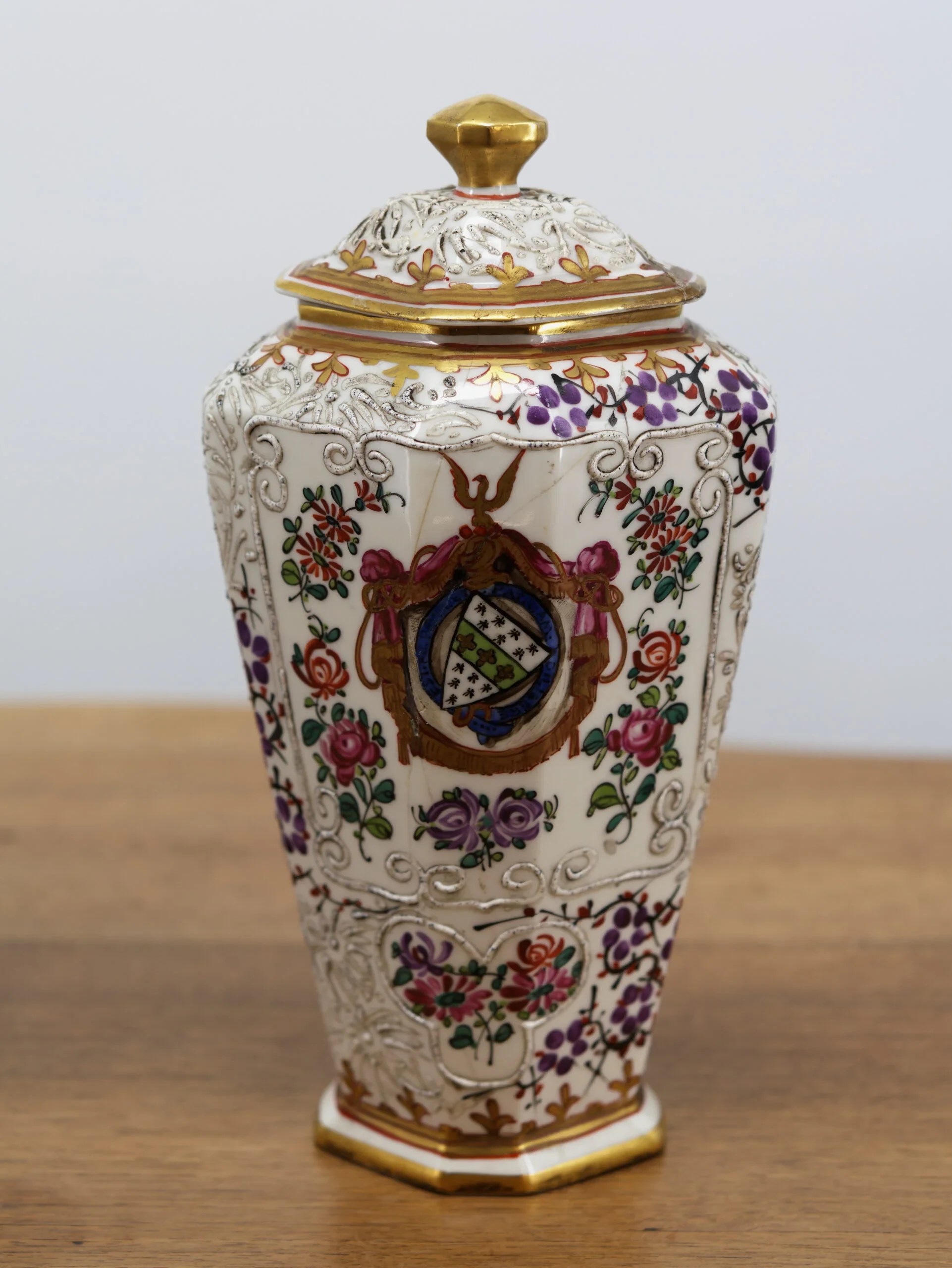 Párové porcelánové vázy s víky Samson, ručně malované, s erby