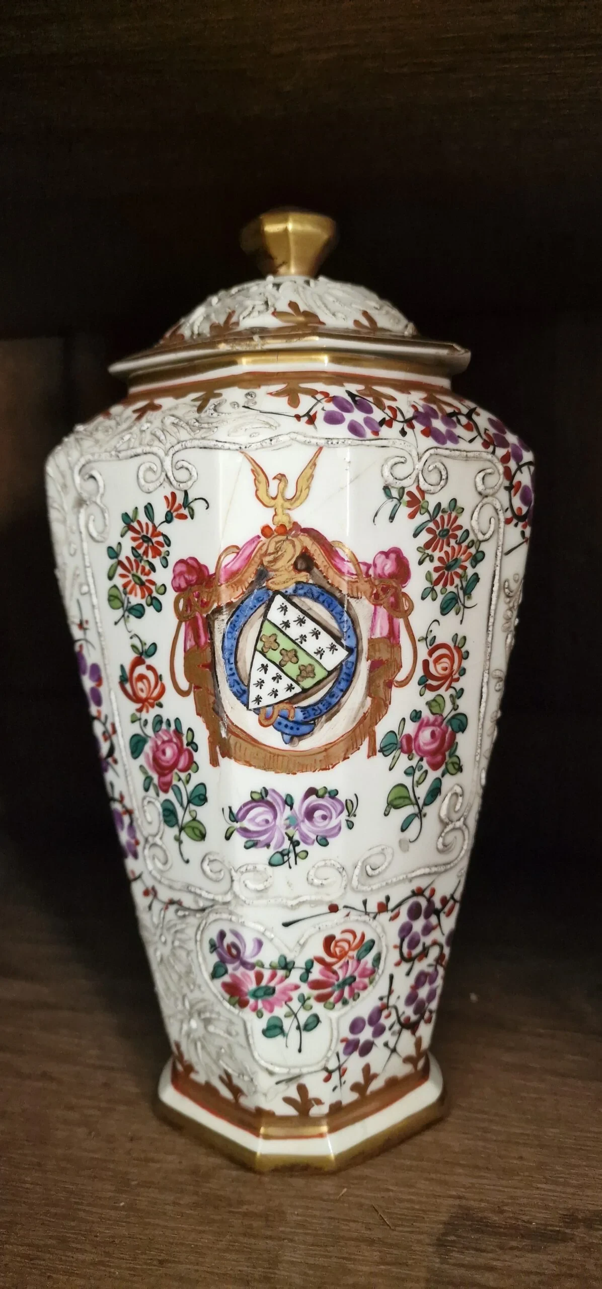 Párové porcelánové vázy s víky Samson, ručně malované, s erby