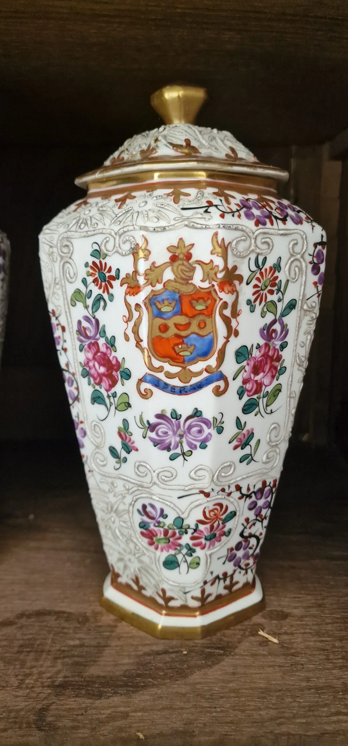Párové porcelánové vázy s víky Samson, ručně malované, s erby
