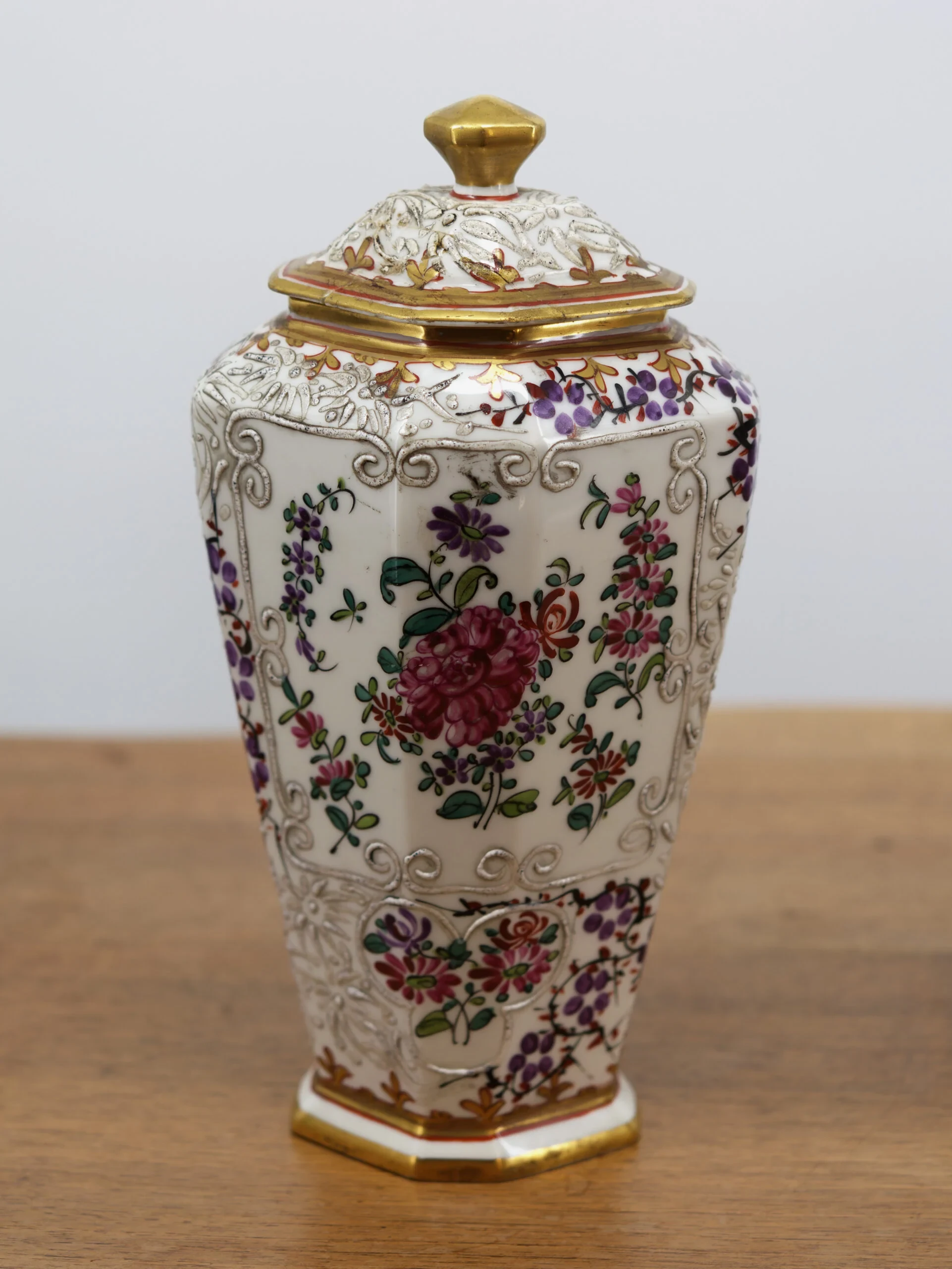 Párové porcelánové vázy s víky Samson, ručně malované, s erby