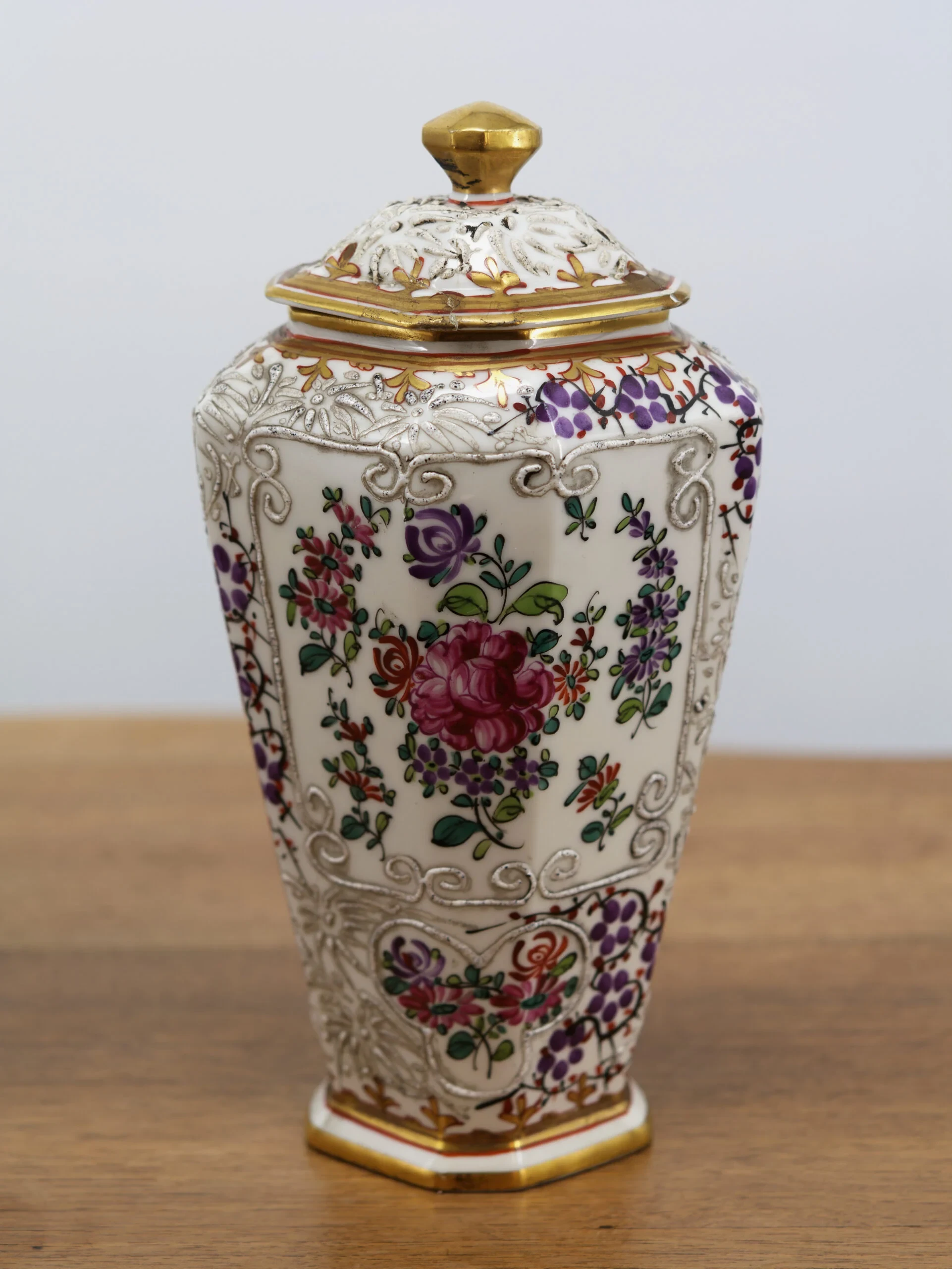 Párové porcelánové vázy s víky Samson, ručně malované, s erby
