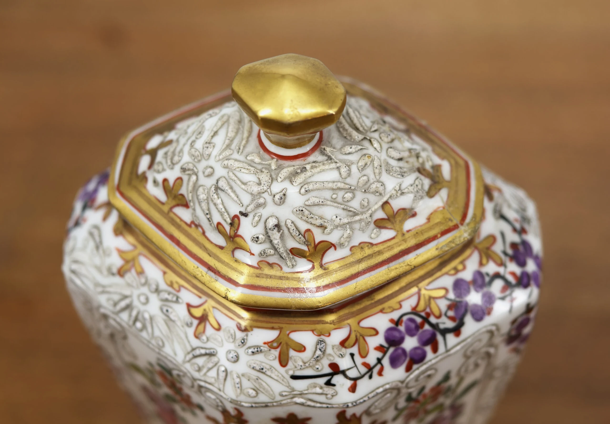 Párové porcelánové vázy s víky Samson, ručně malované, s erby