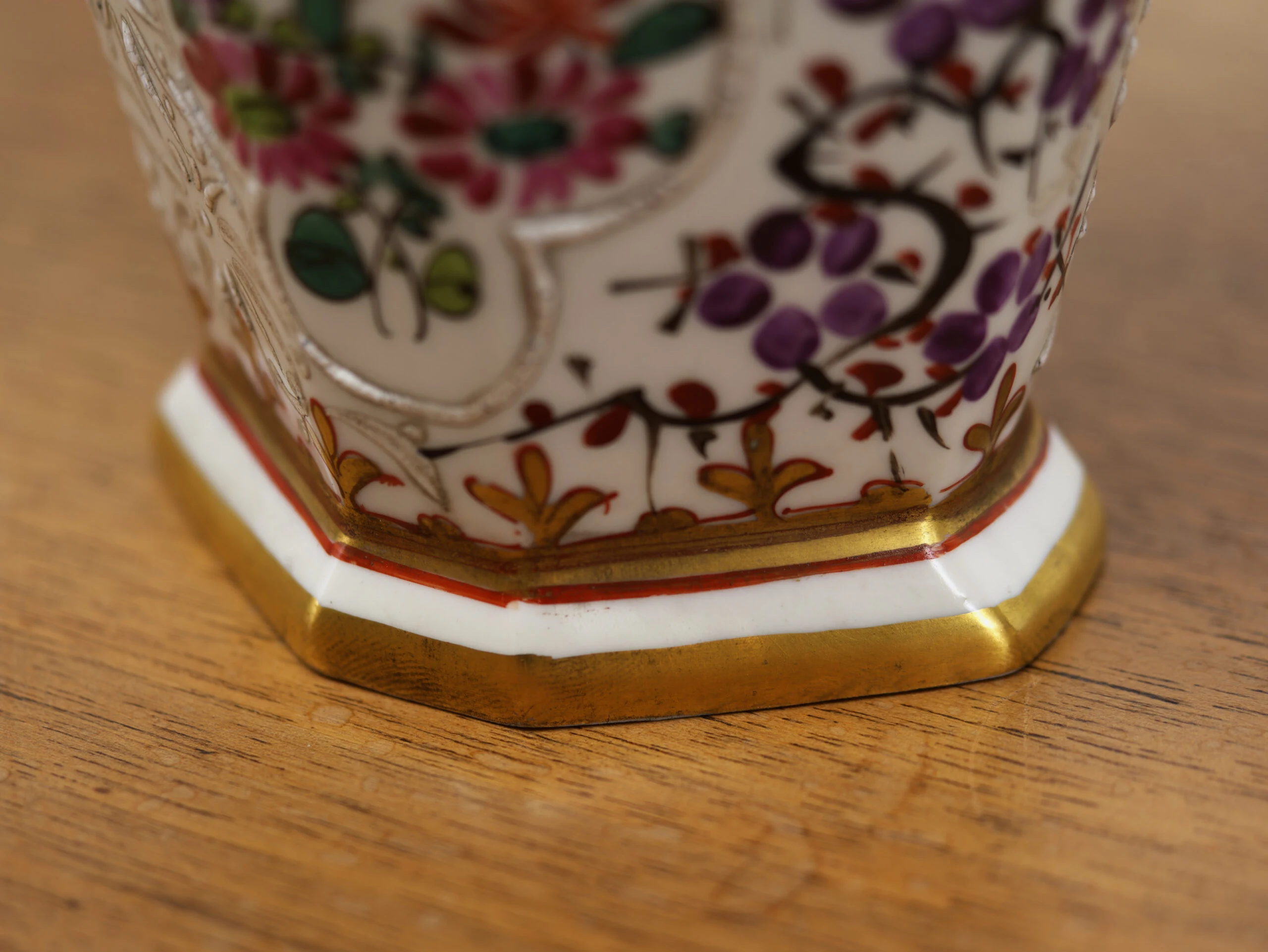 Párové porcelánové vázy s víky Samson, ručně malované, s erby