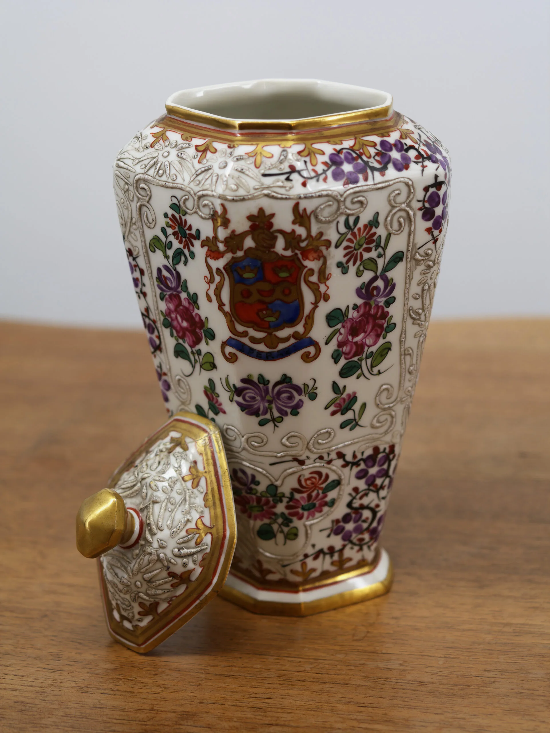 Párové porcelánové vázy s víky Samson, ručně malované, s erby