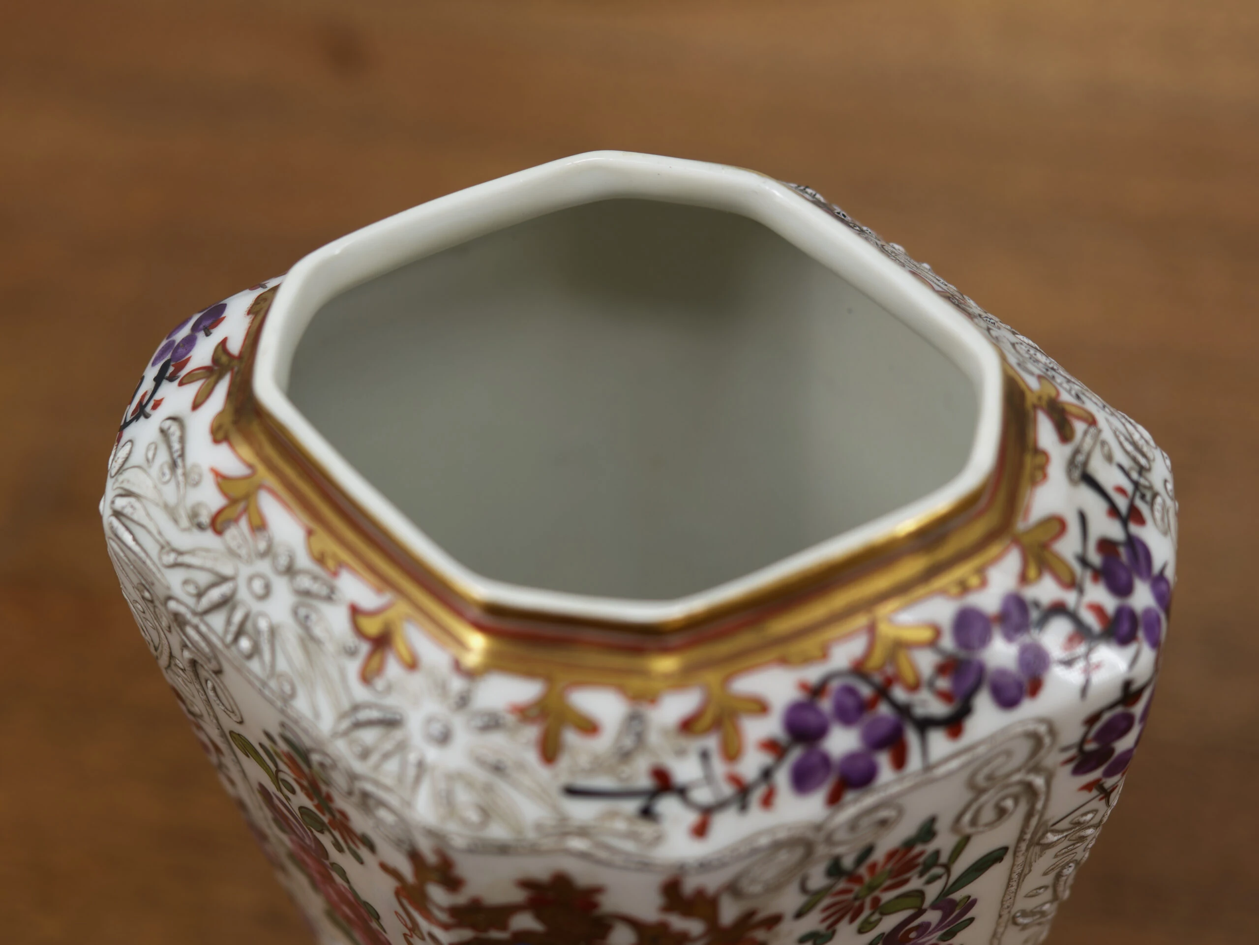 Párové porcelánové vázy s víky Samson, ručně malované, s erby