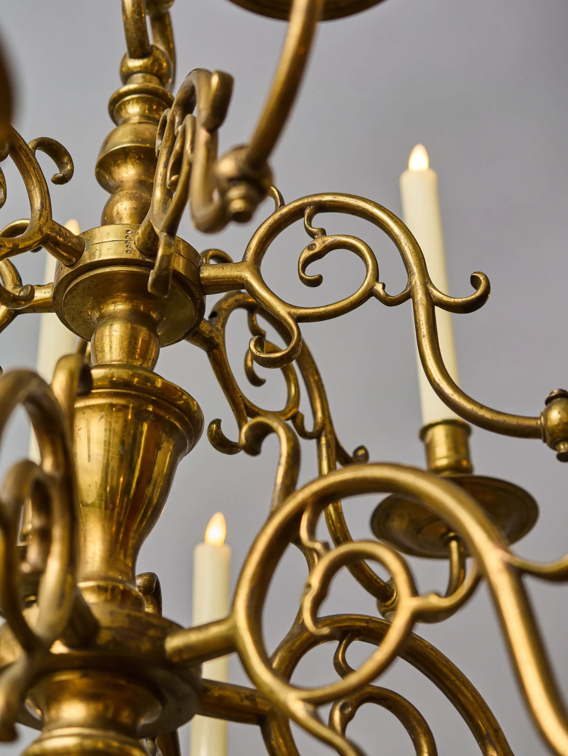 Holandský korunní lustr z 19. století 18. ramen