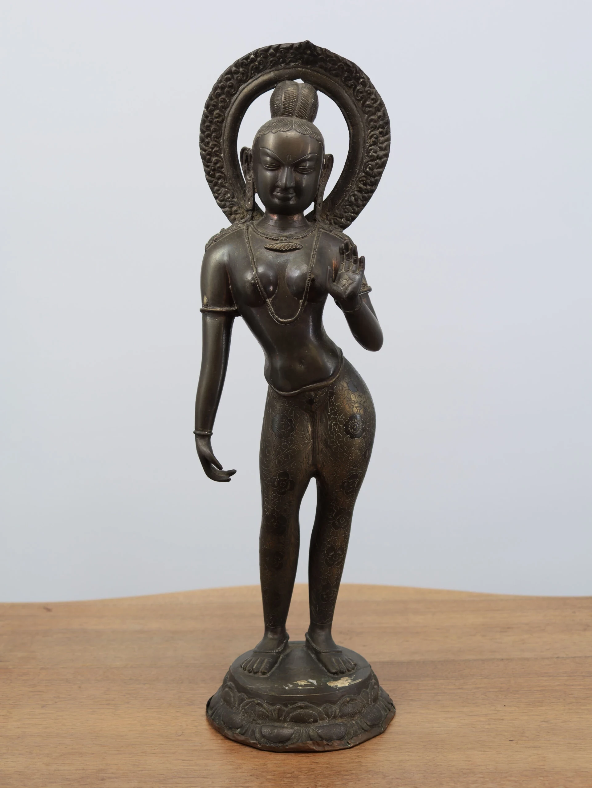 Bronzová chrámová socha na lotosovém podstavci, Indie