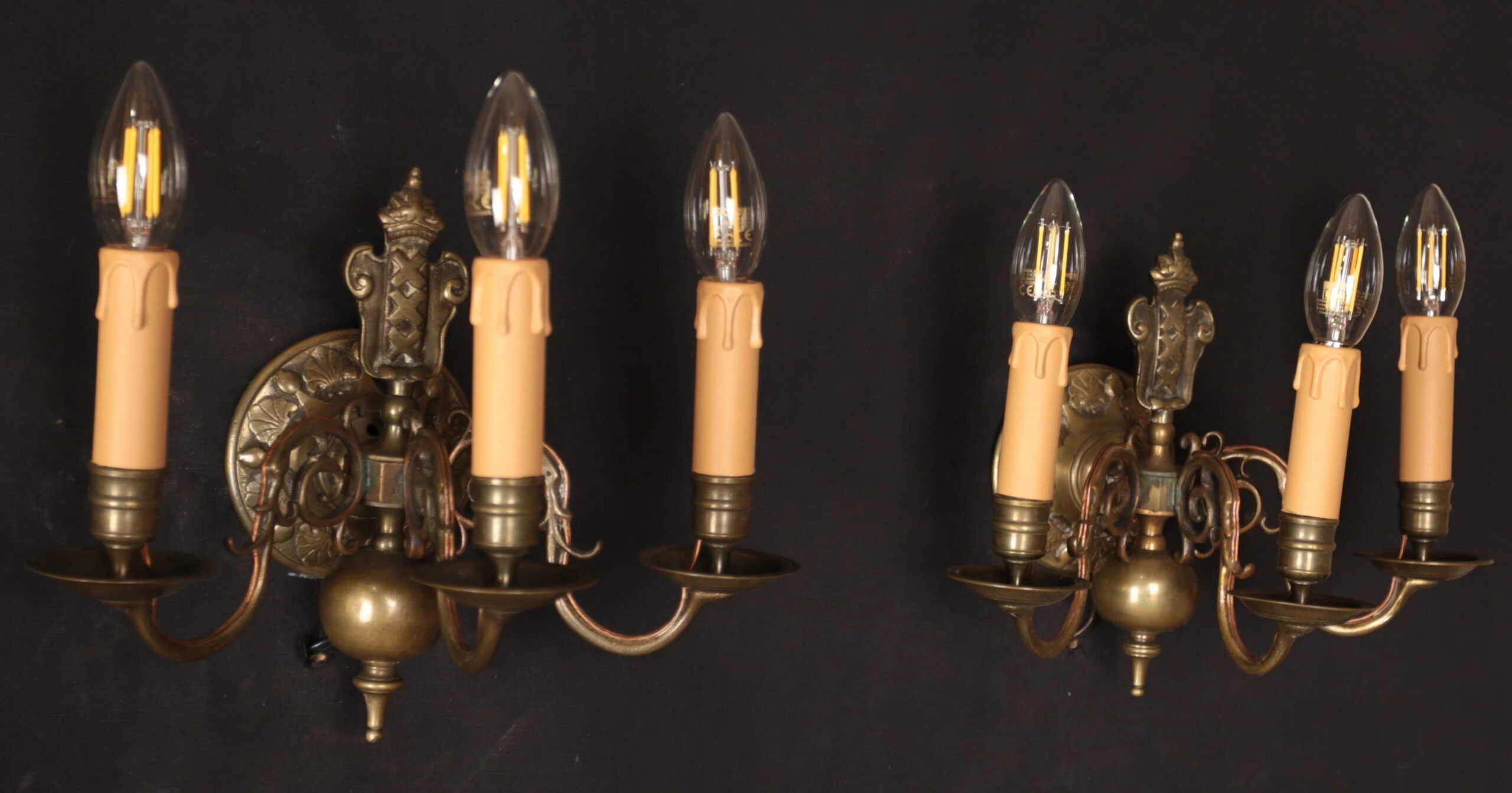 Starožitné nástěnné lampy s erbem Bronz