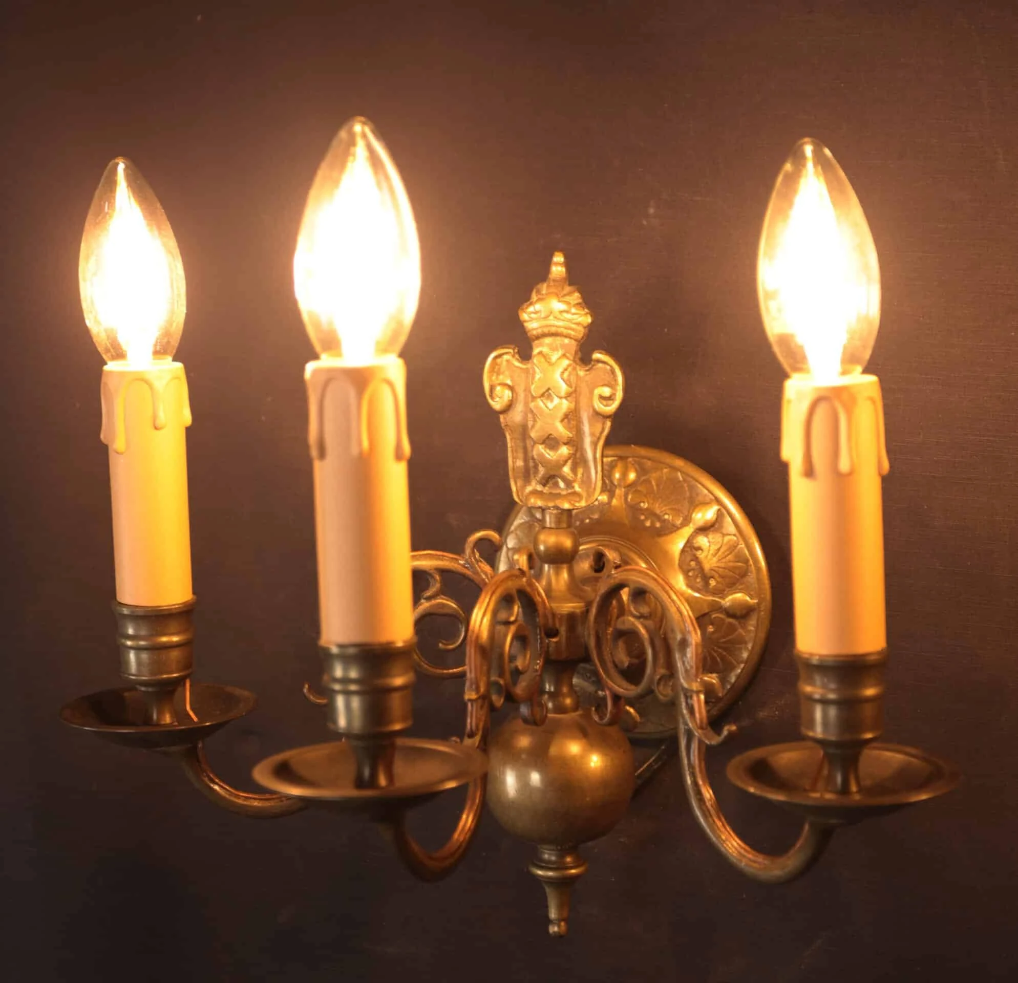 Starožitné nástěnné lampy s erbem Bronz