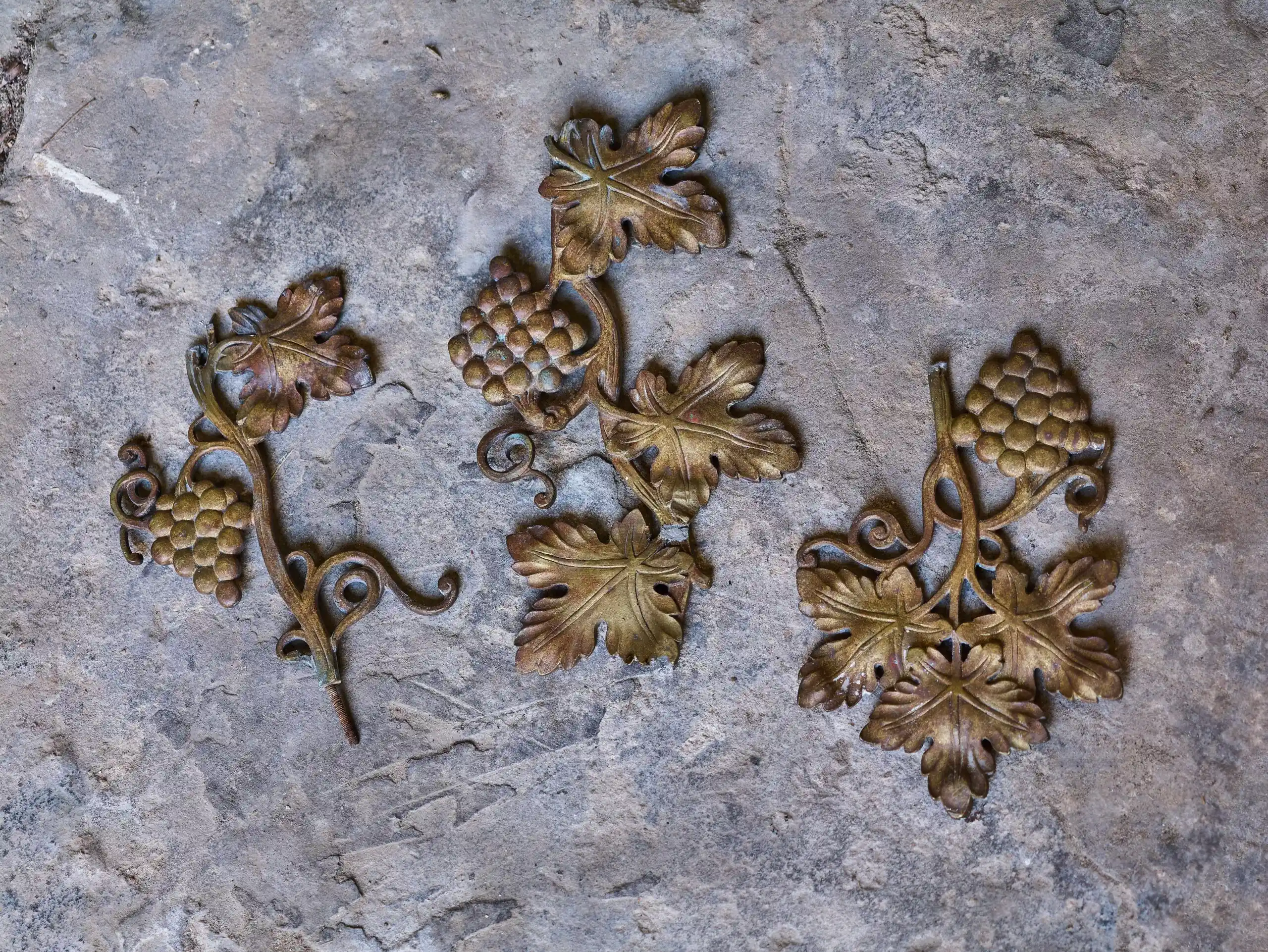 Těžké bronzové zábradlí s motivem vinné révy – 308 cm