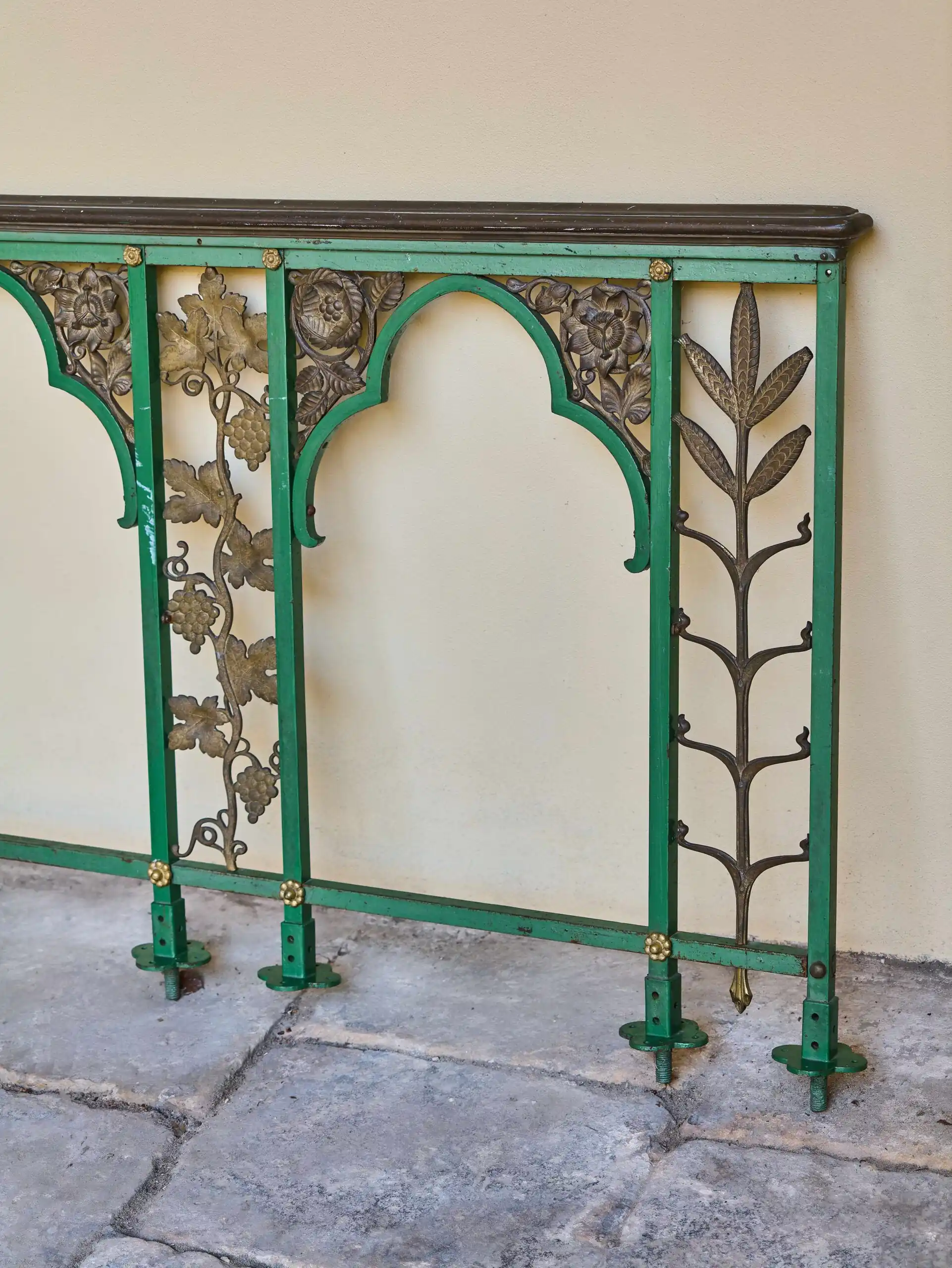 Těžké bronzové zábradlí s motivem vinné révy – 308 cm