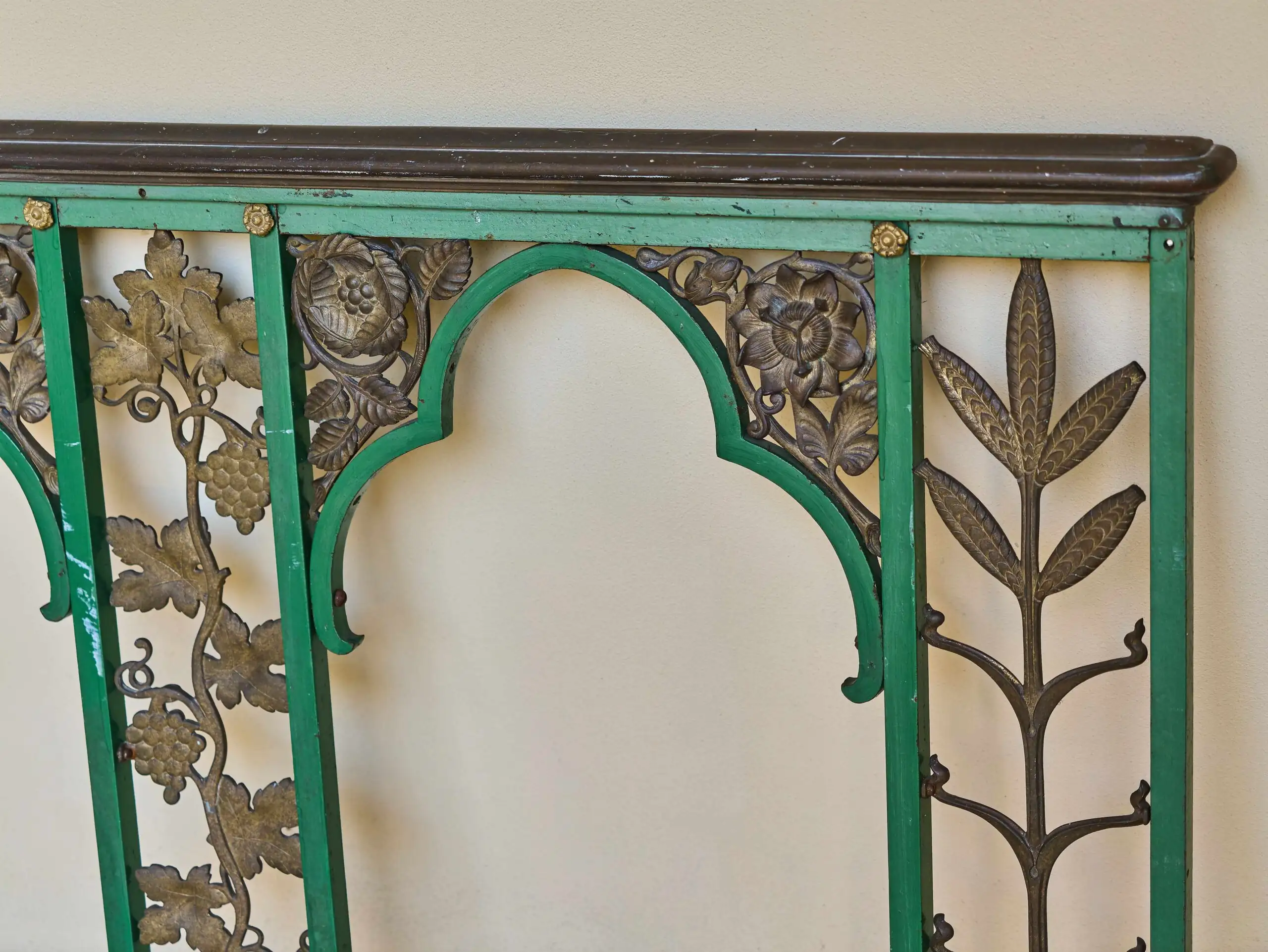 Těžké bronzové zábradlí s motivem vinné révy – 308 cm