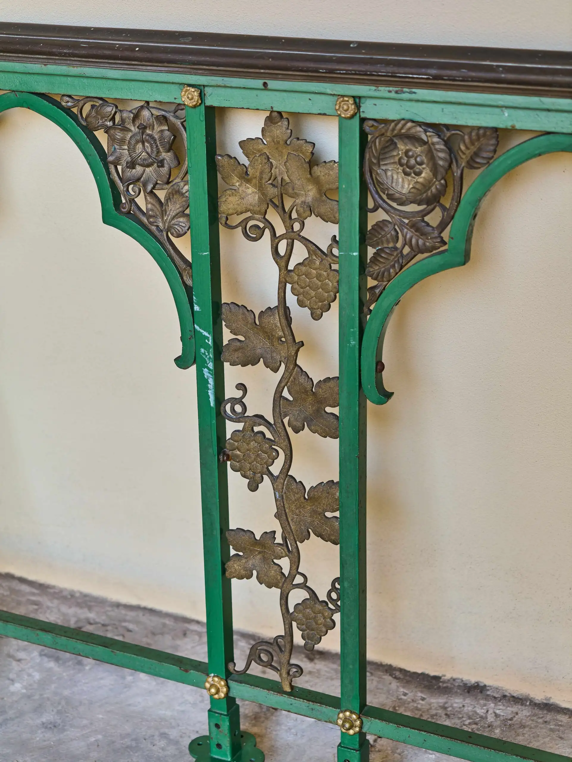 Těžké bronzové zábradlí s motivem vinné révy – 308 cm