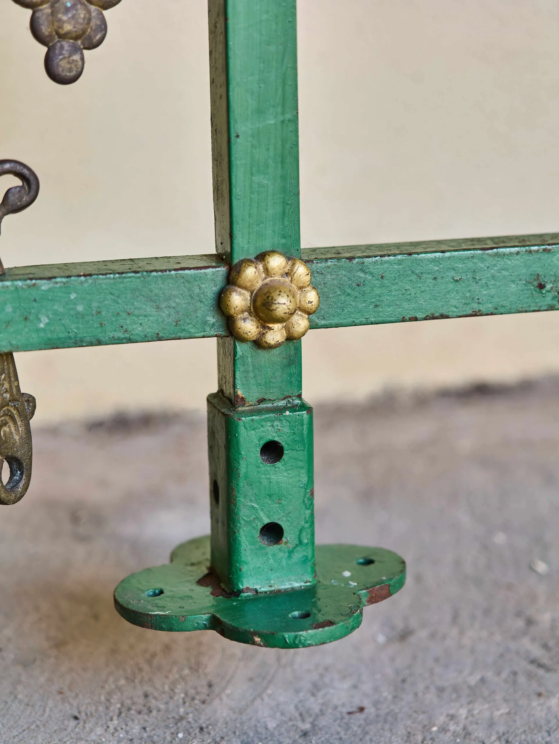 Těžké bronzové zábradlí s motivem vinné révy – 308 cm