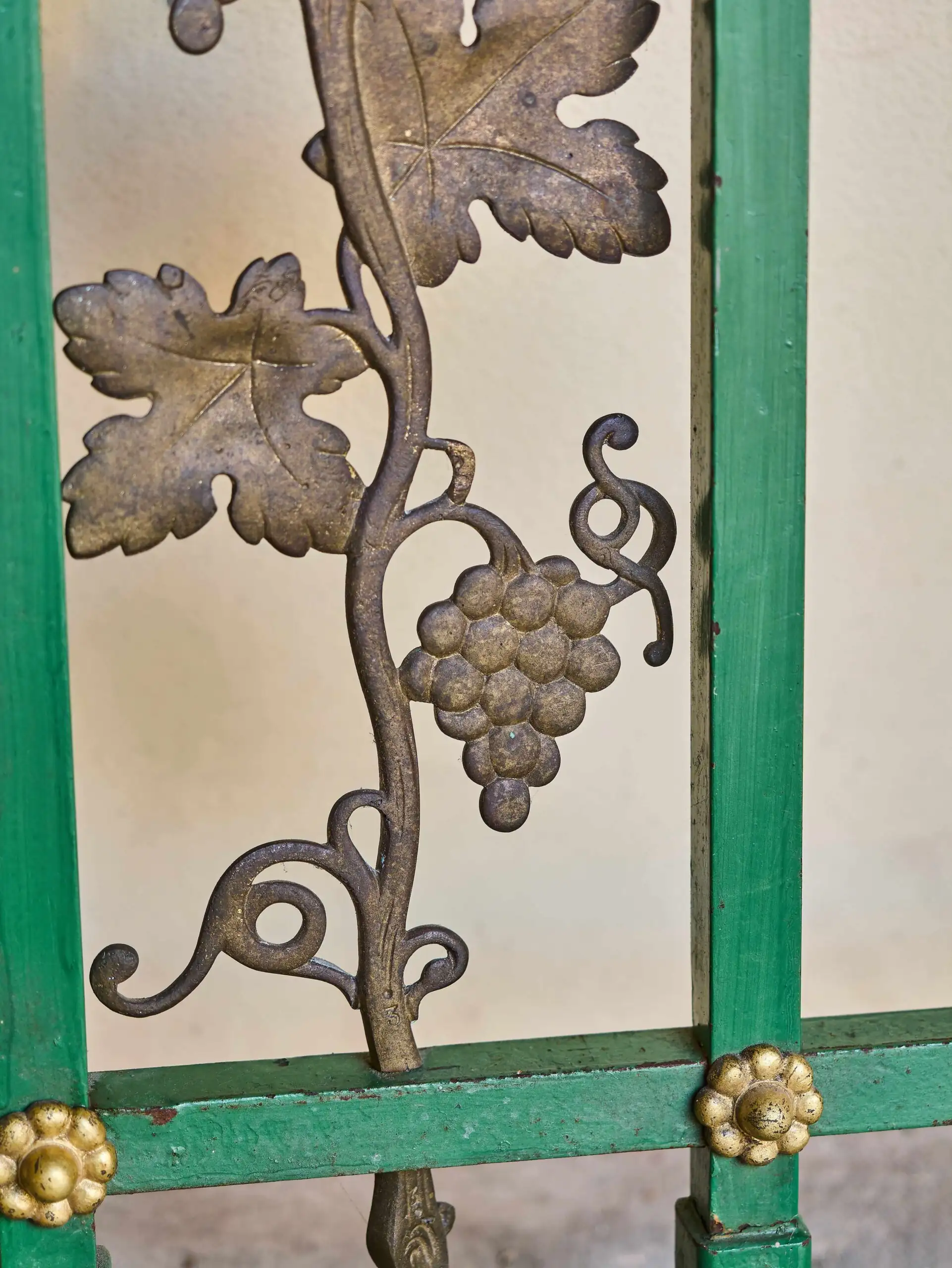 Těžké bronzové zábradlí s motivem vinné révy – 308 cm