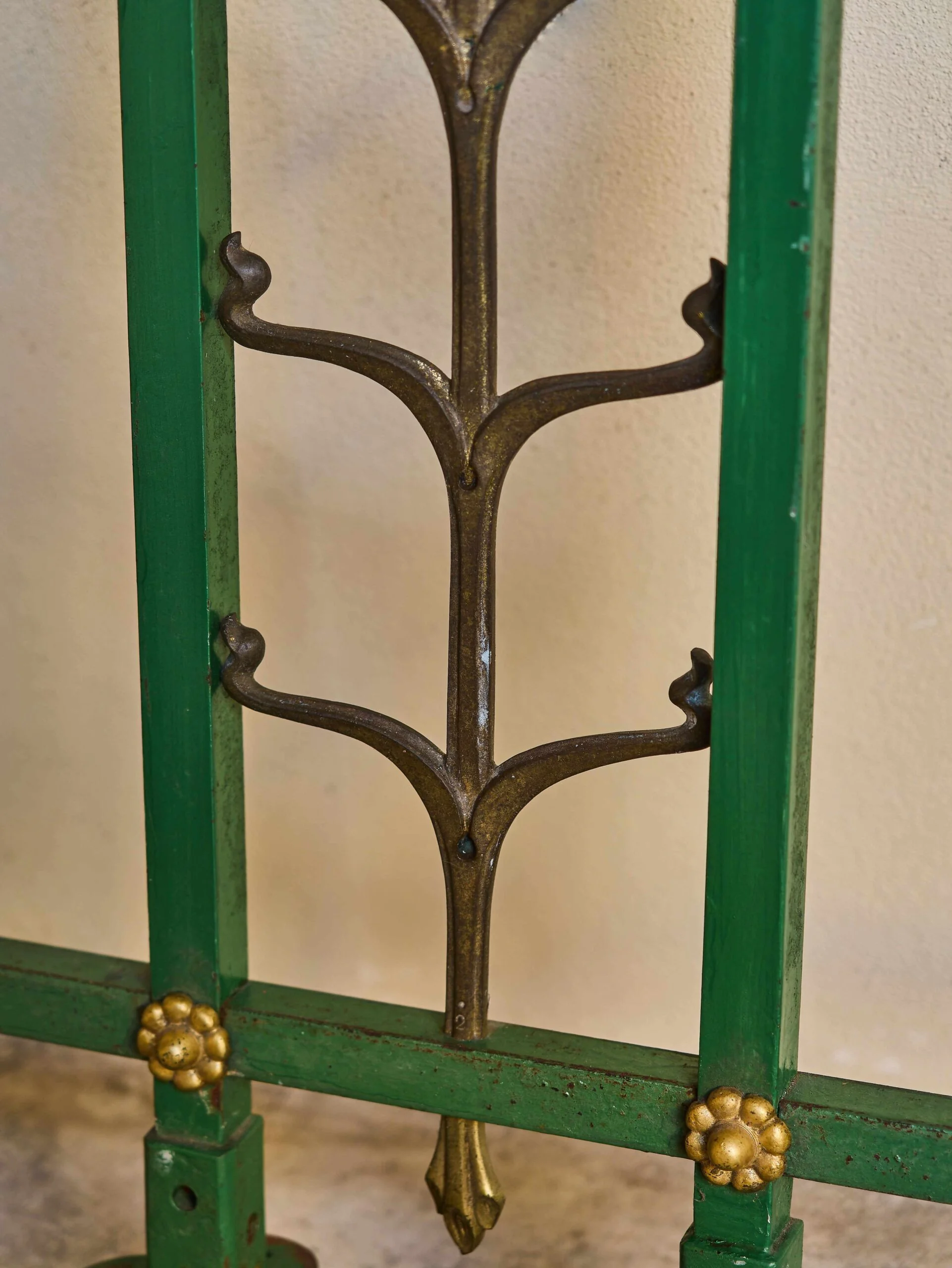 Těžké bronzové zábradlí s motivem vinné révy – 308 cm