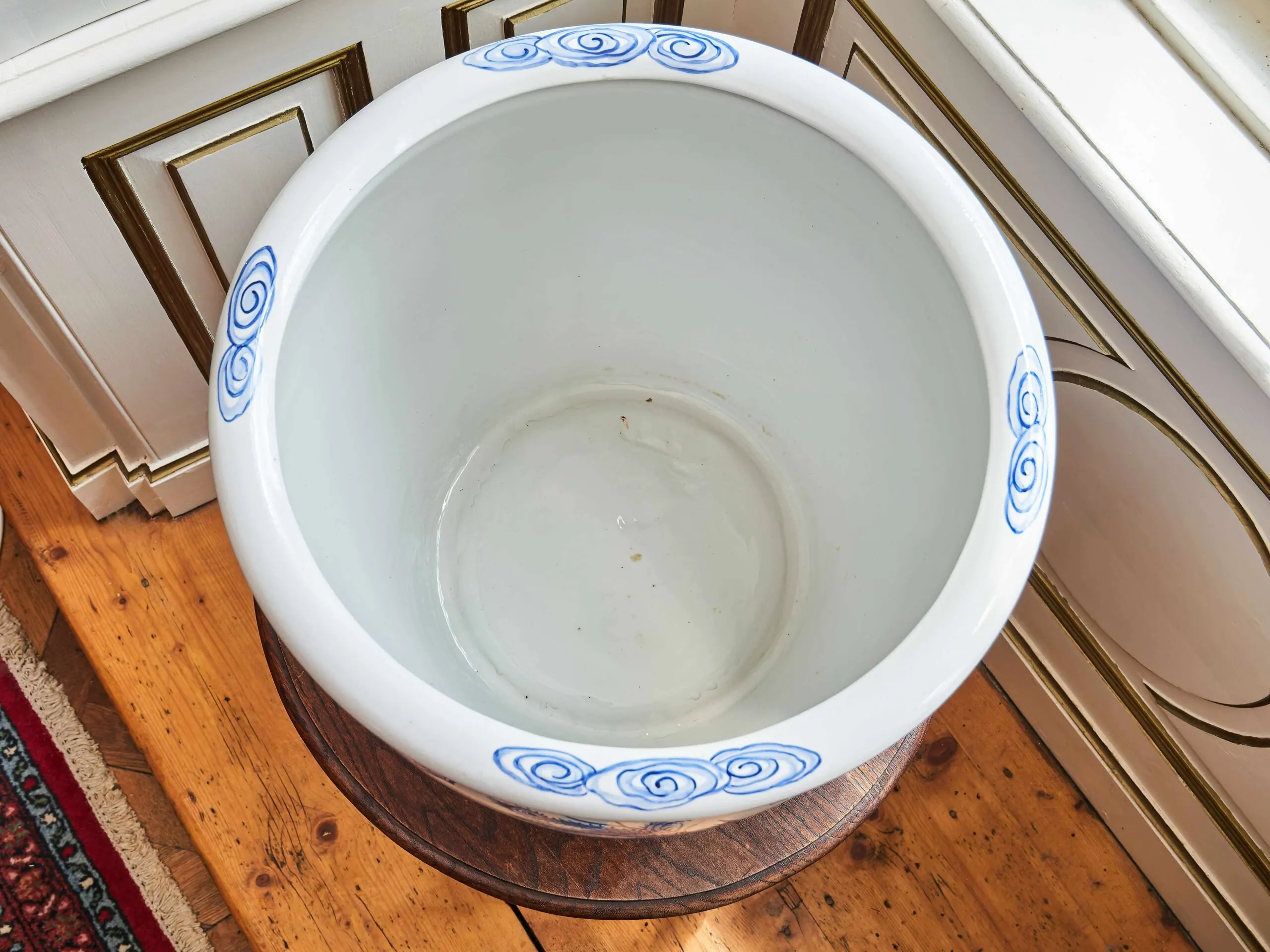 Čínský ručně malovaný porcelánový květináč – kobaltová modř, Ø 47,5 cm