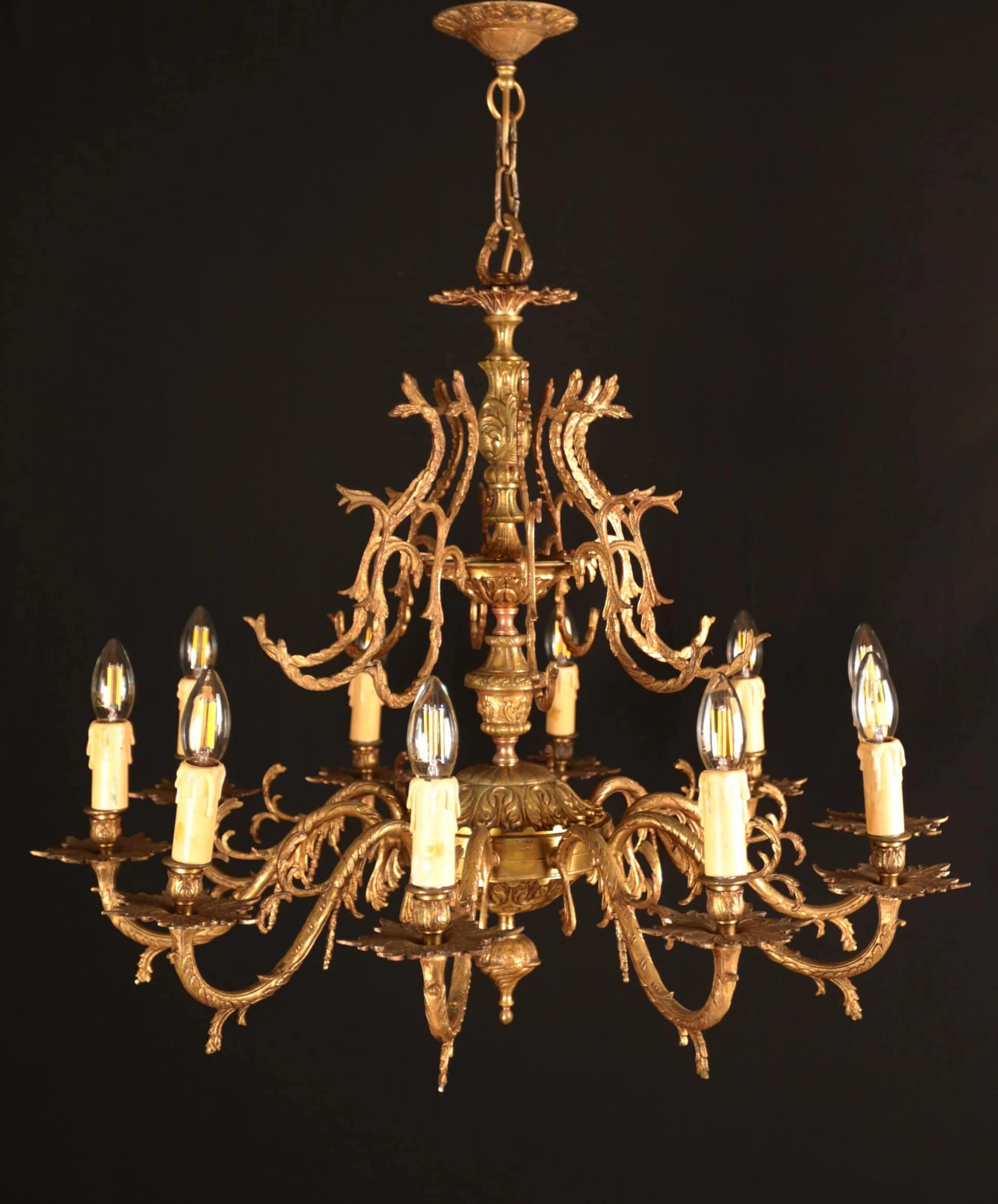 Bohatě zdobený španělský lustr