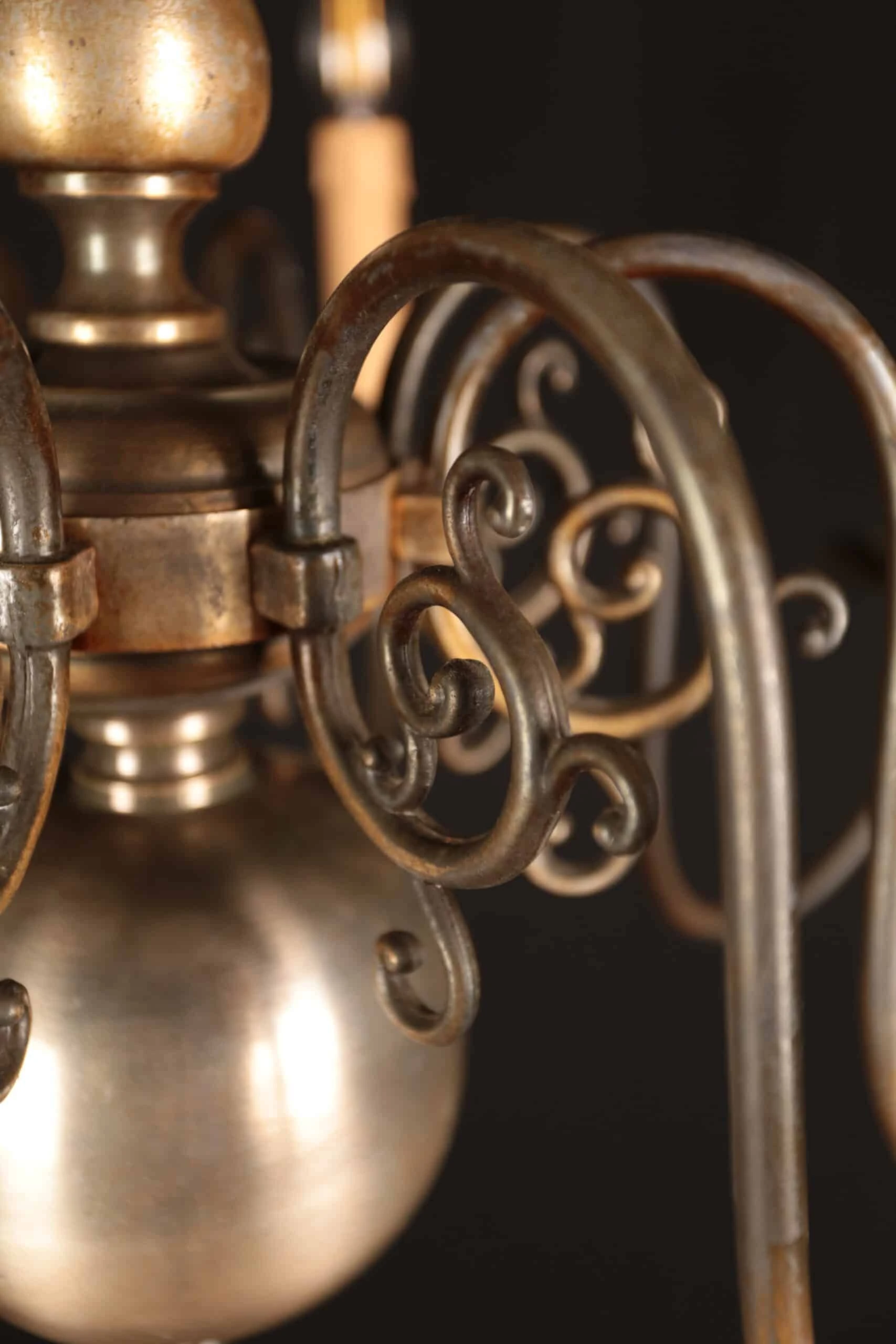 Starožitný bronzový osmiramenný lustr