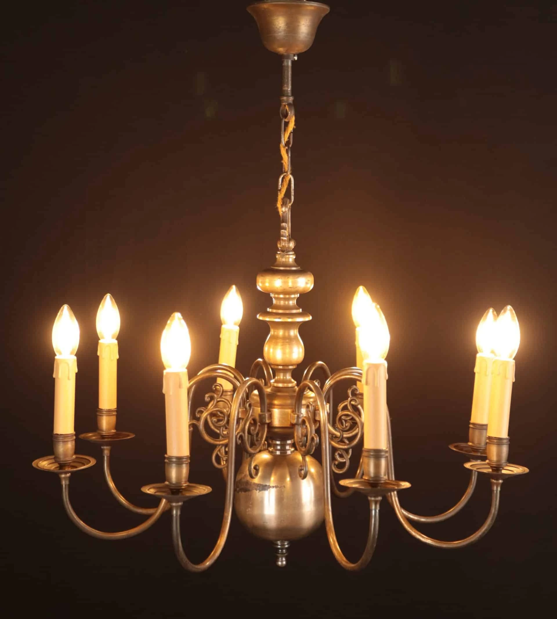 Starožitný bronzový osmiramenný lustr