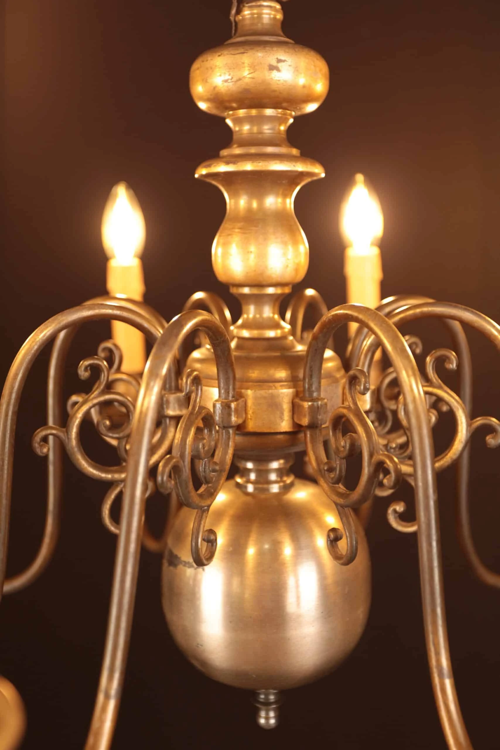 Starožitný bronzový osmiramenný lustr