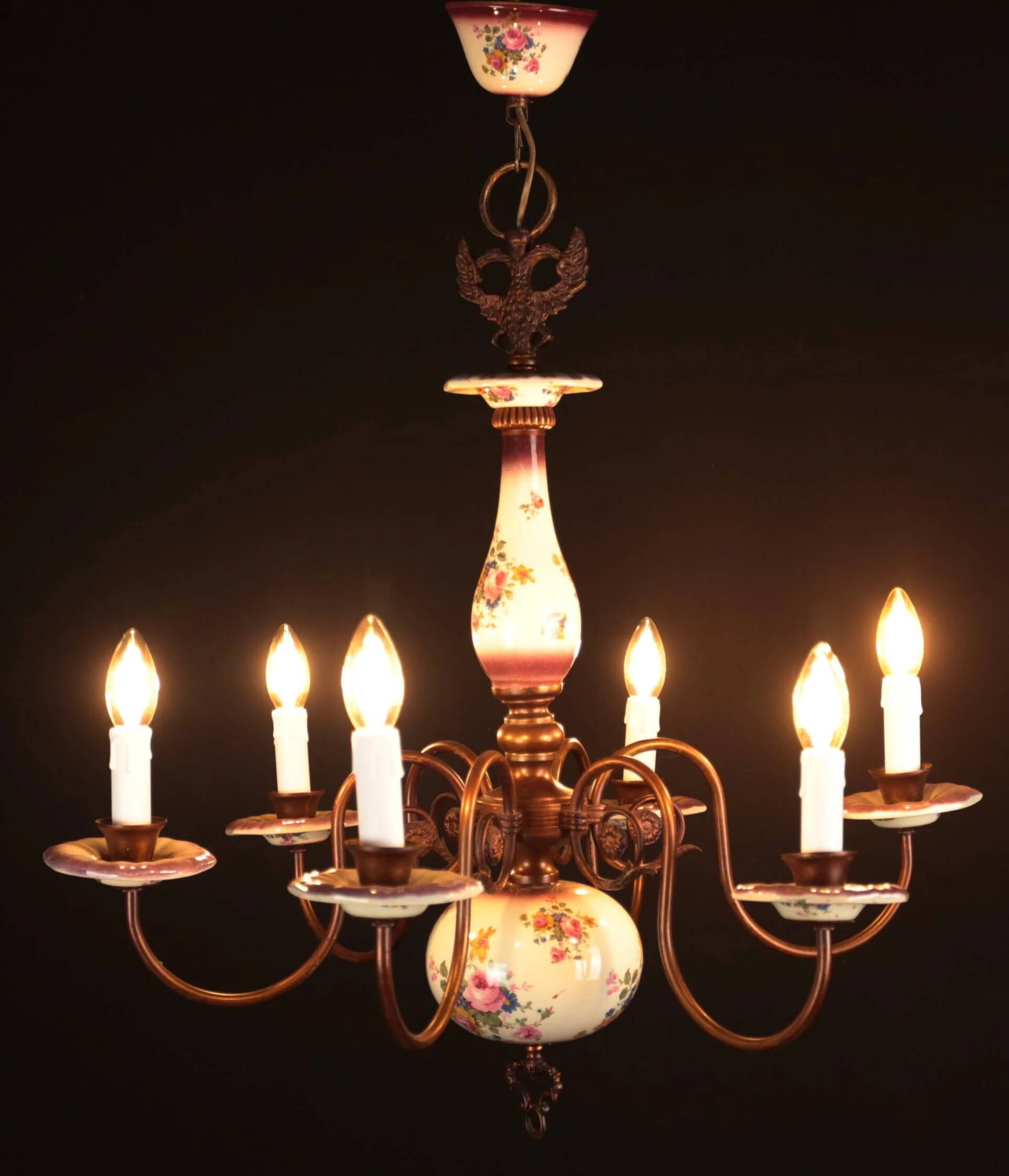 Zrestaurovaný porcelánový lustr