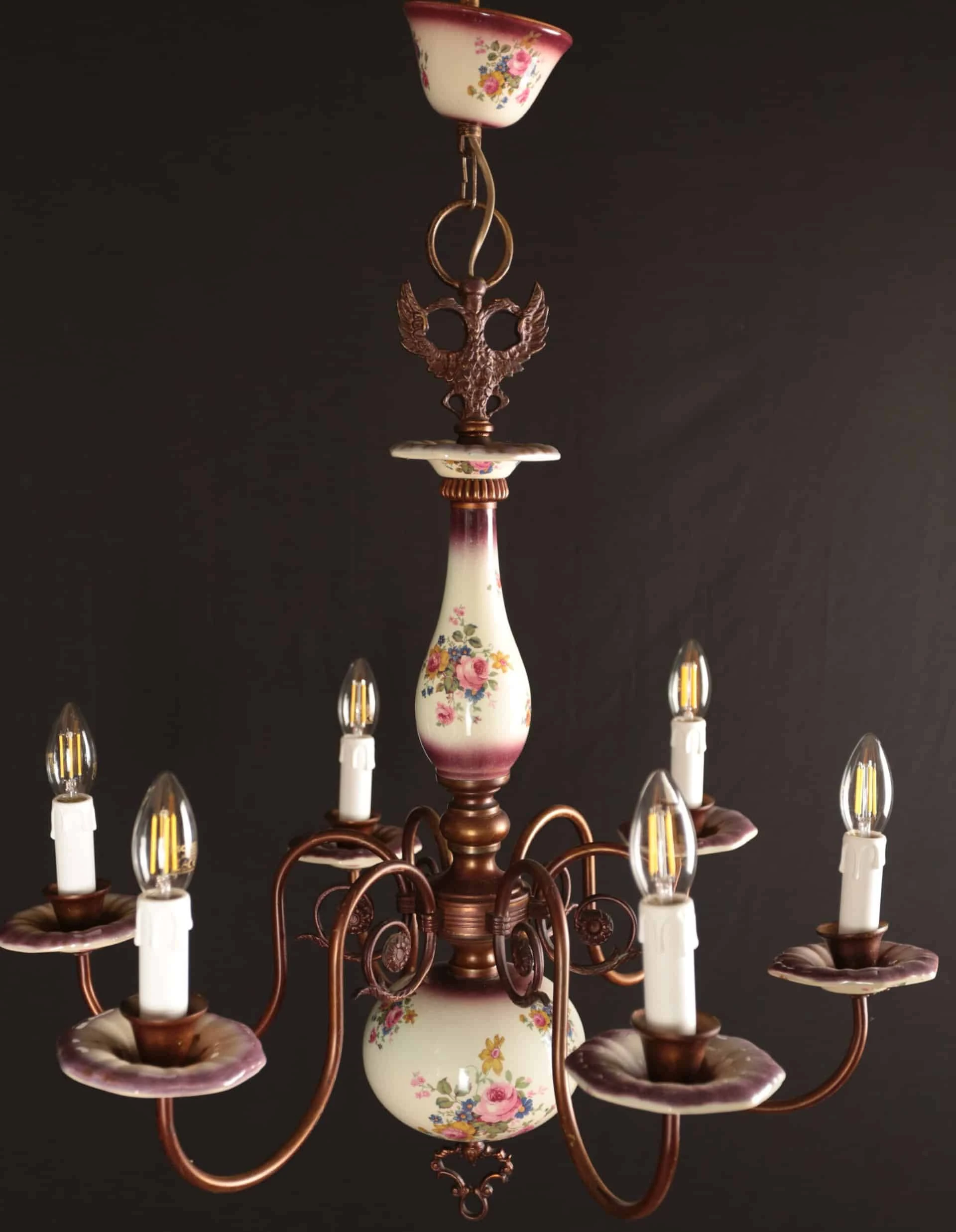 Zrestaurovaný porcelánový lustr