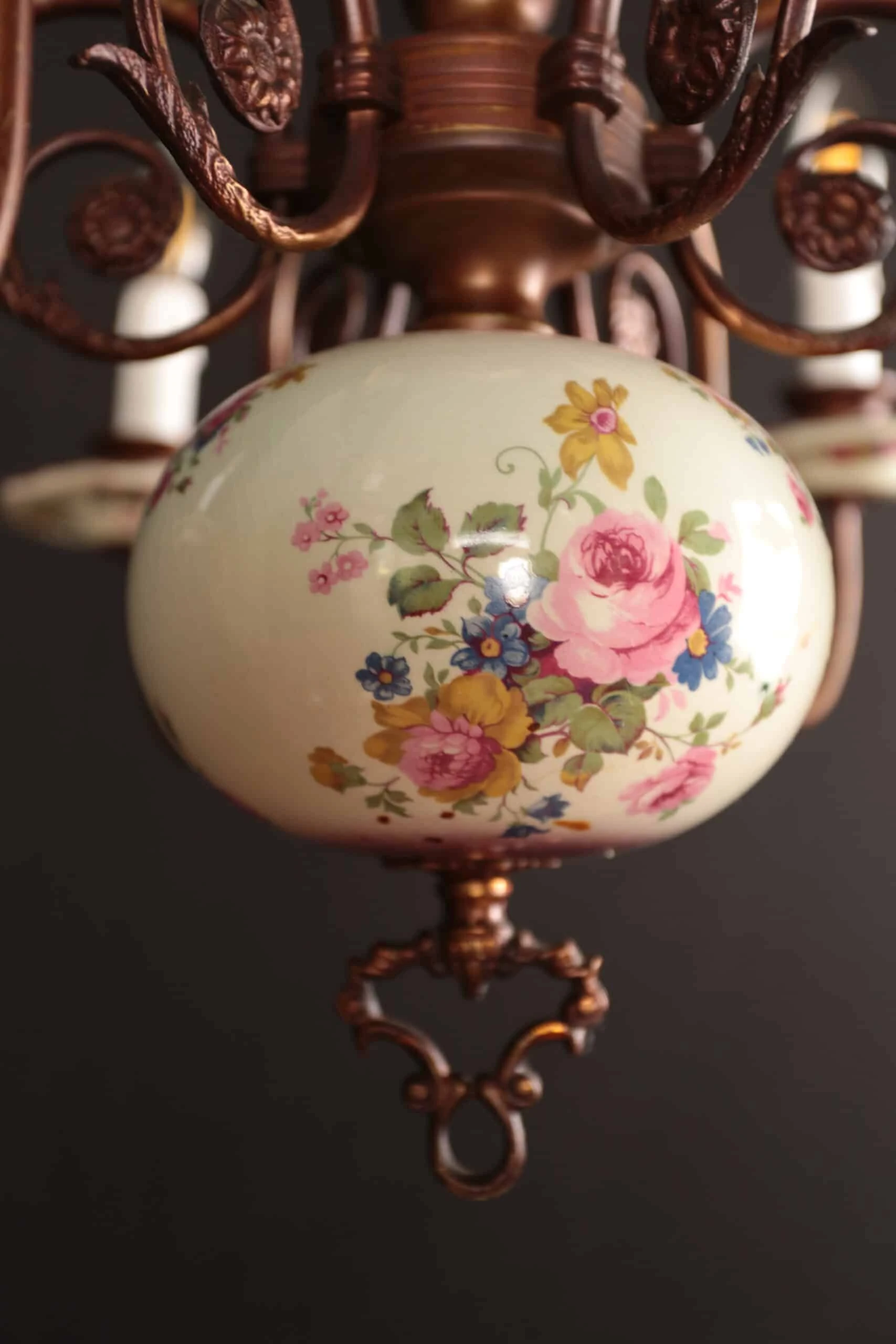 Zrestaurovaný porcelánový lustr