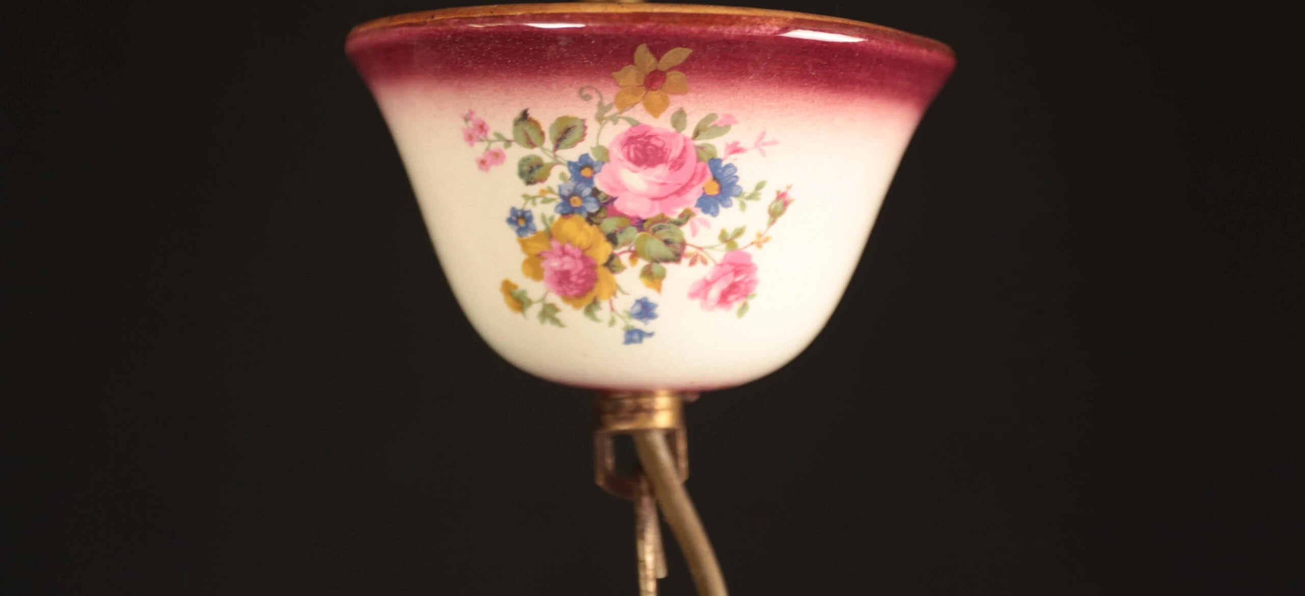 Zrestaurovaný porcelánový lustr