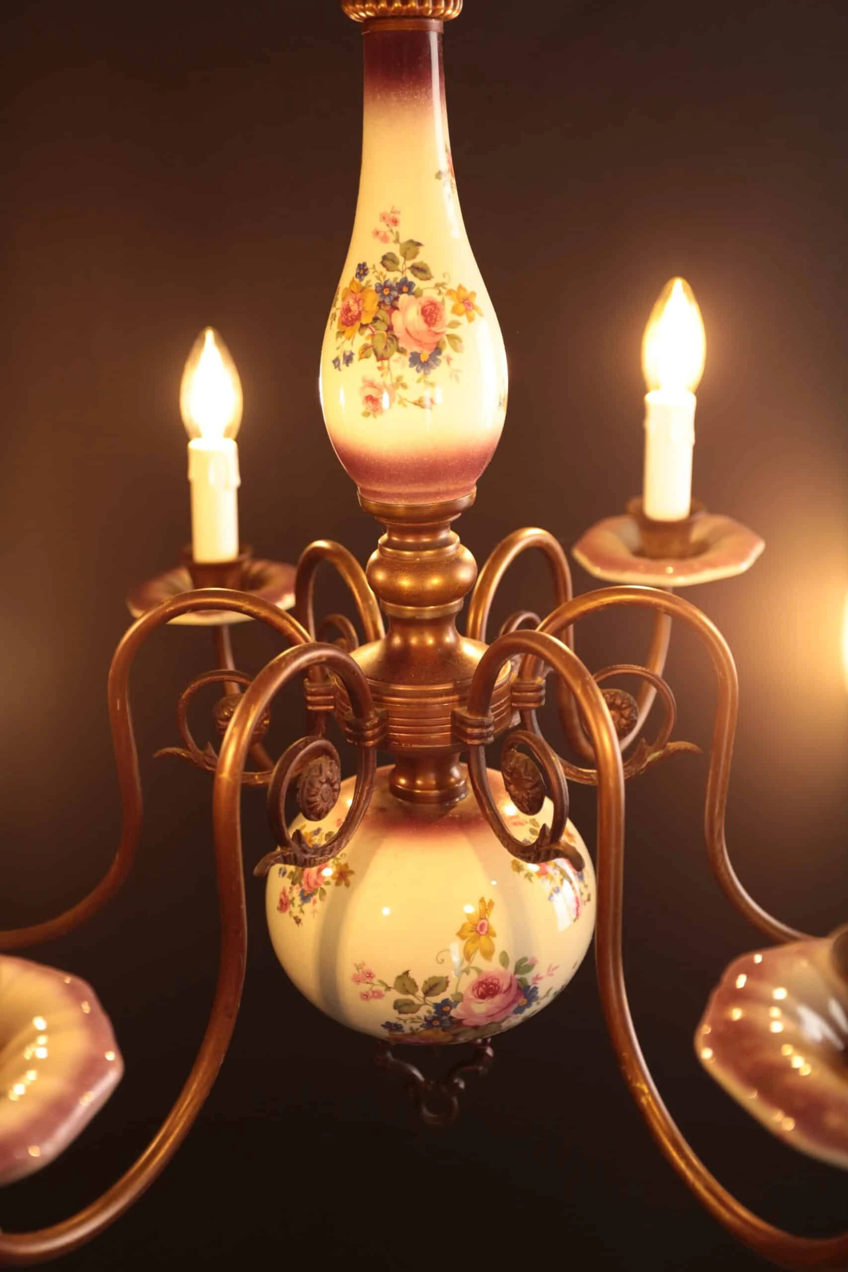 Zrestaurovaný porcelánový lustr