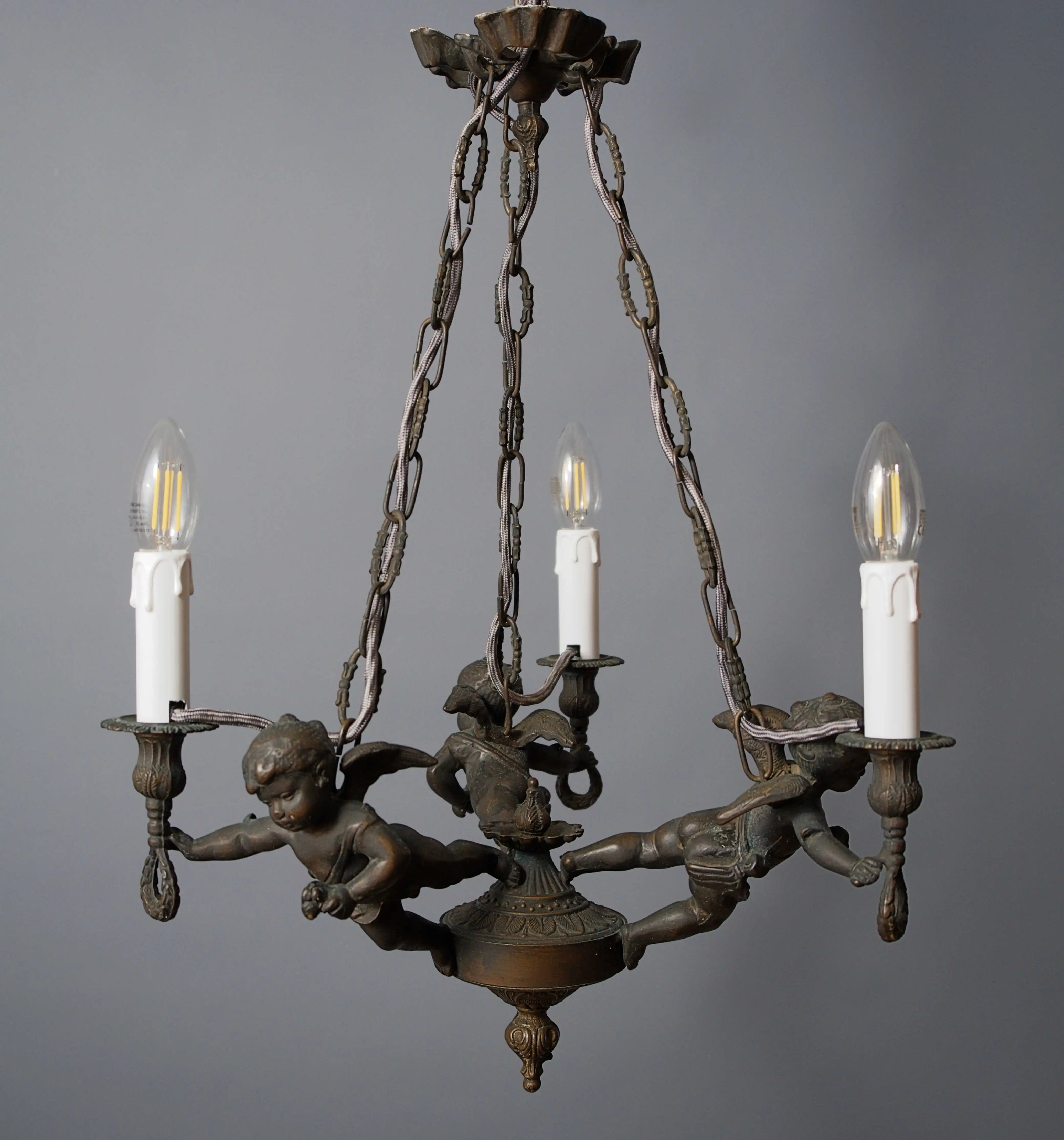 Barokní lustr s Putii