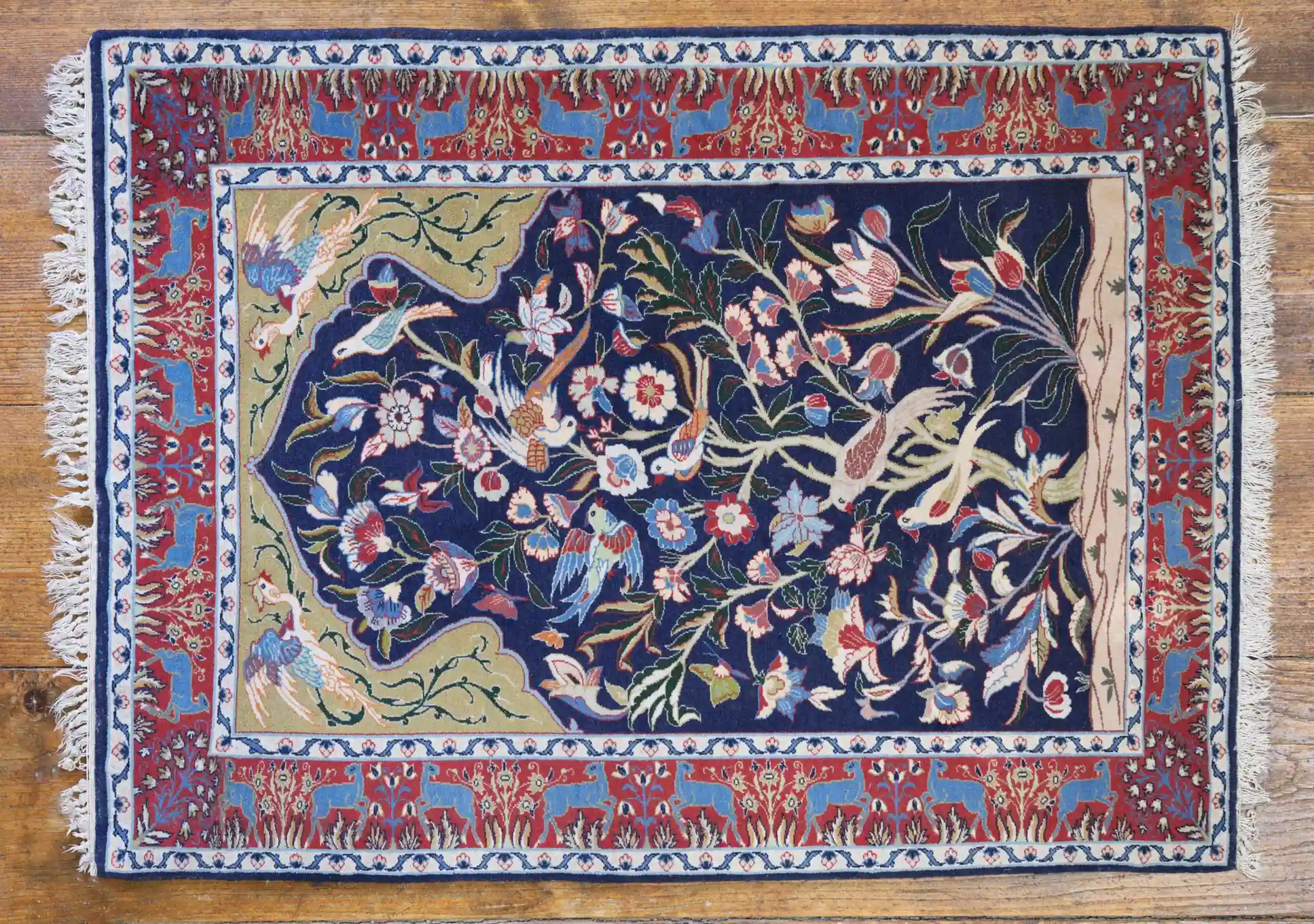 Perský kobereček z Isfahanu. Hedvábná osnova. 109 X 75 cm