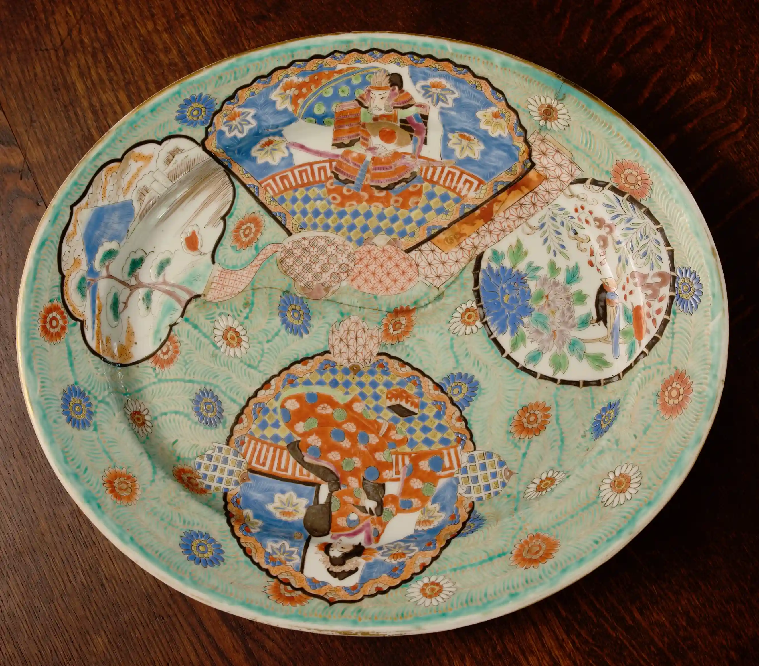 Japonský ručně malovaný porcelánový talíř, Kutani / Imari styl, období Meidži