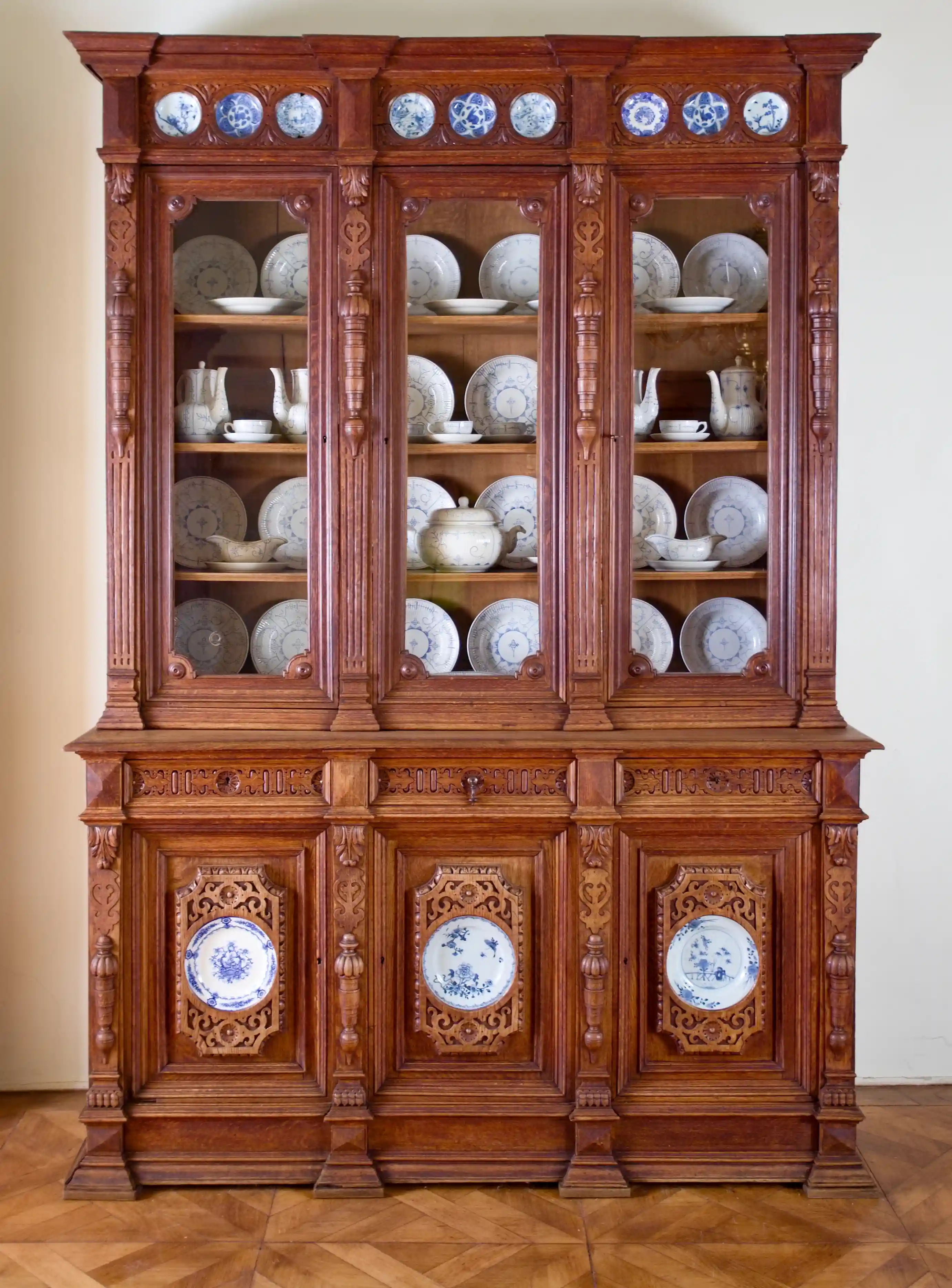 Monumentální zámecká neorenesanční vitrína s vestavěnými porcelánovými talíři, 19. století