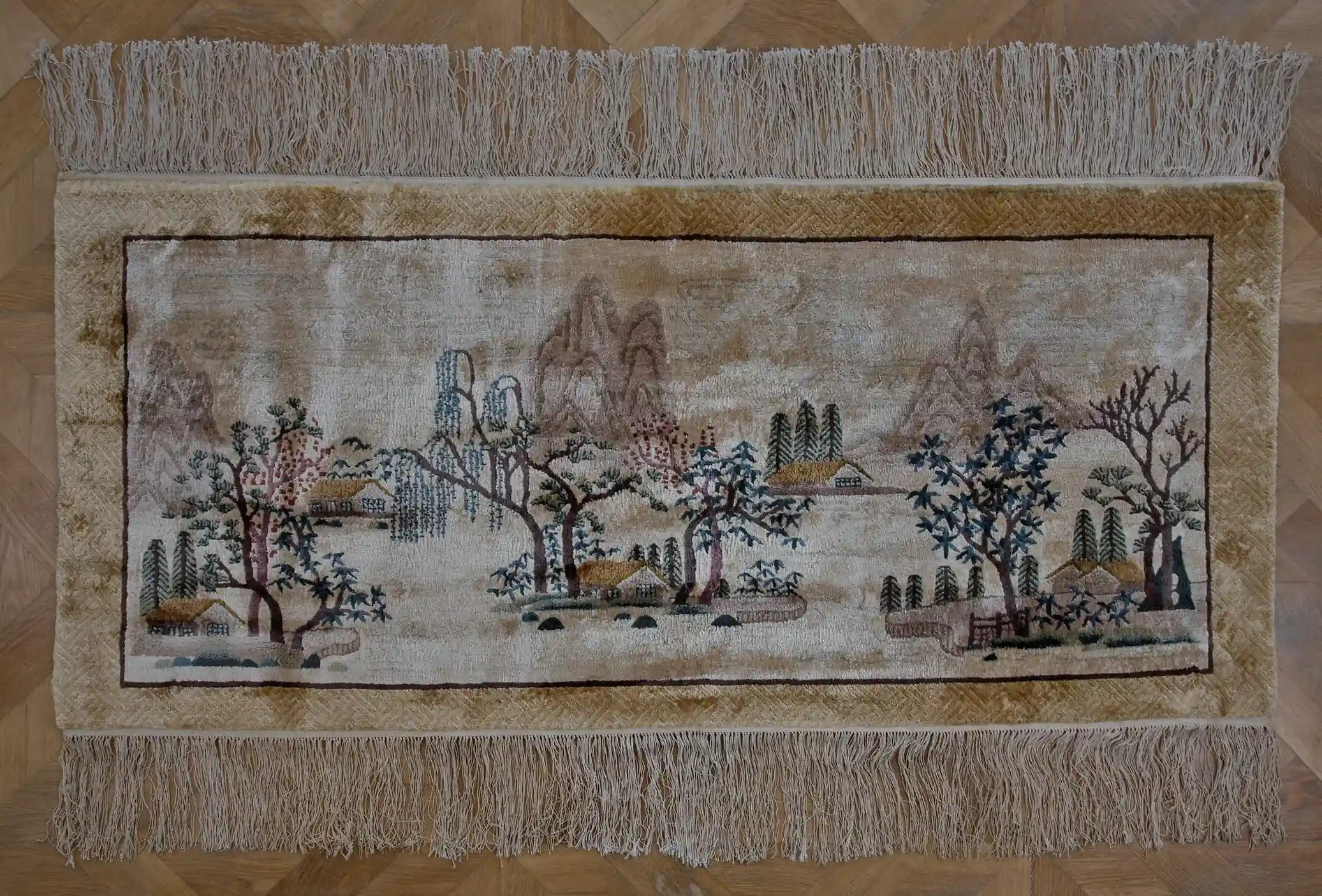 Hedvábný obrazový koberec s  krajinou 156 x 105 cm
