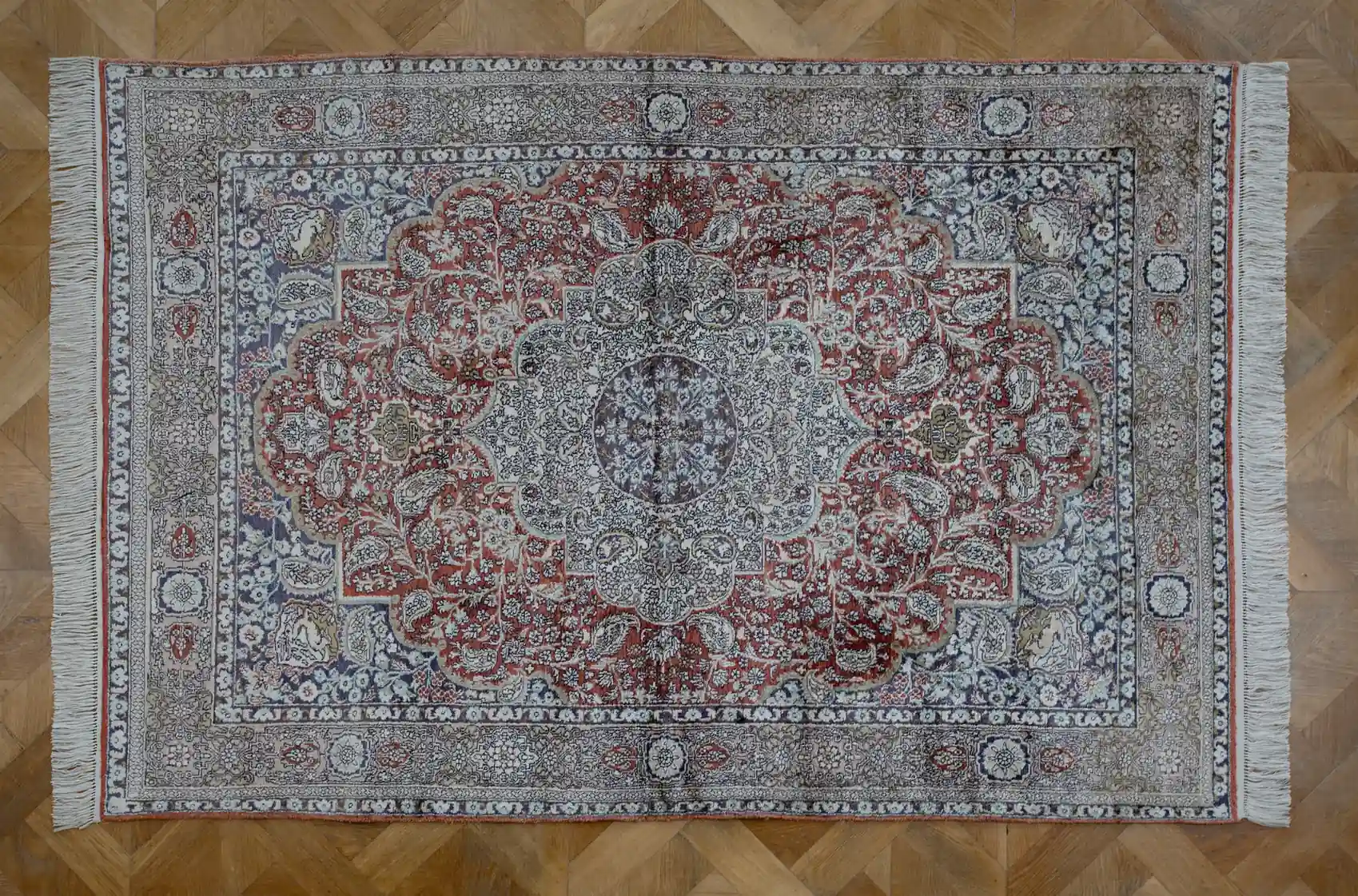 Celohedvábný turecký koberec Hereke s jeleny a ptáky 198 × 124 cm