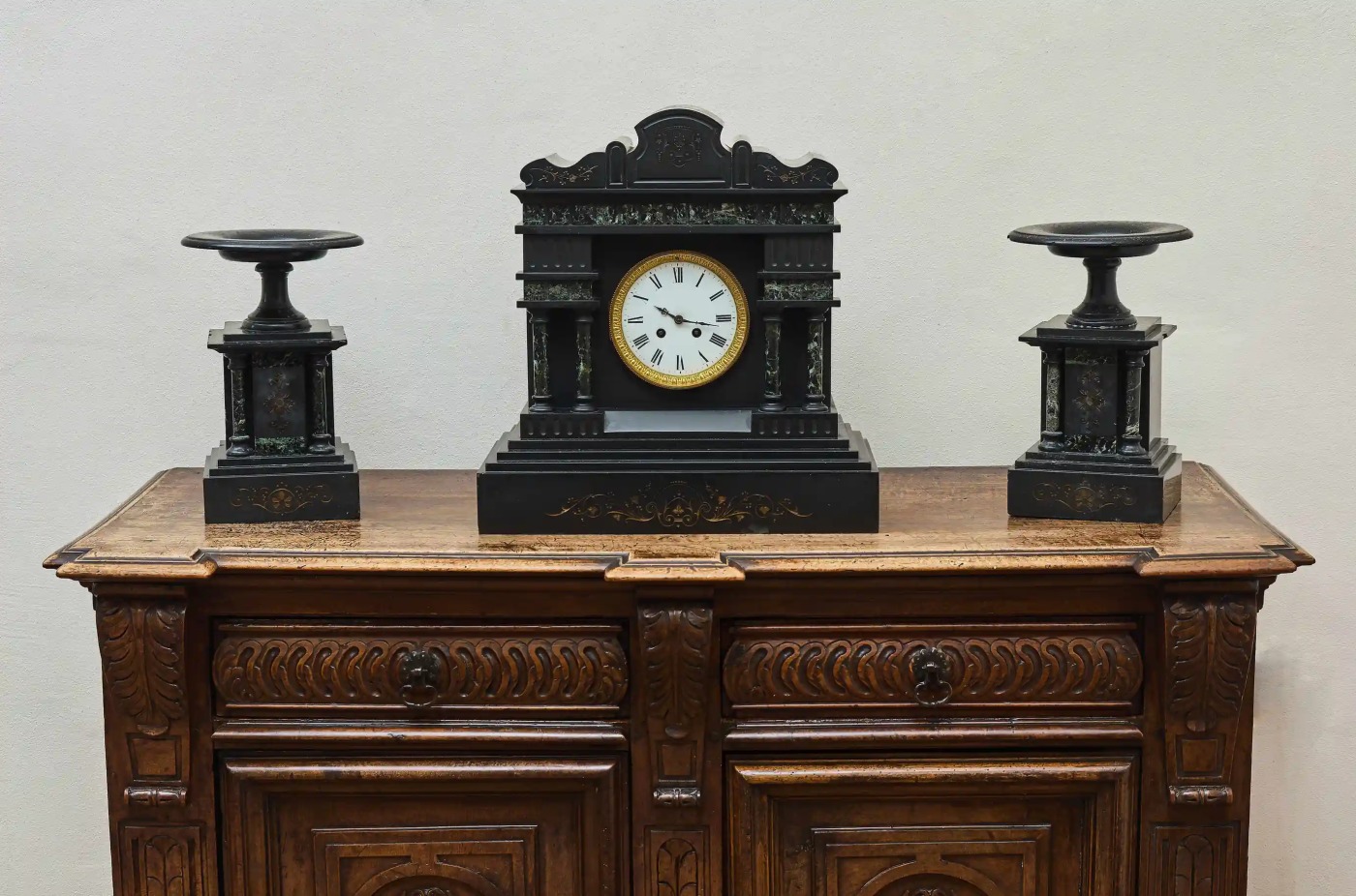 Starožitné krbové hodiny Art Deco – třídílná mramorová souprava, 20. léta 20. století