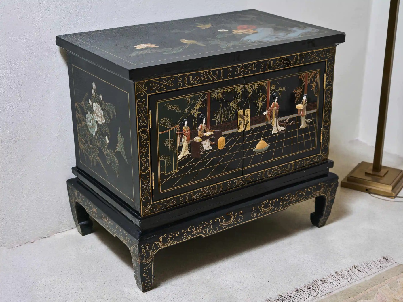 Čínská vykládaná komoda