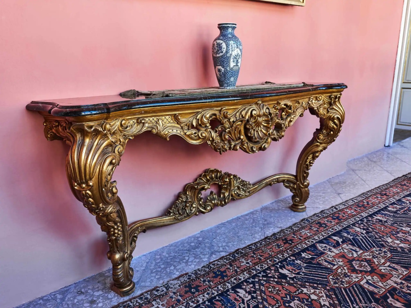 Bohatě vyřezávaný konzolový stůl s mramorem