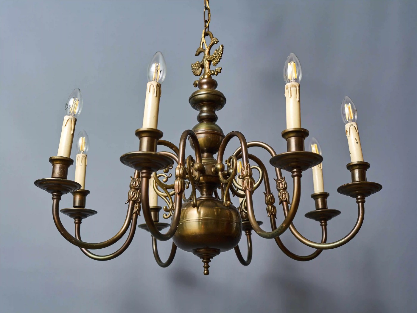 Osmiramenný vlámský lustr. Zrenovovaný