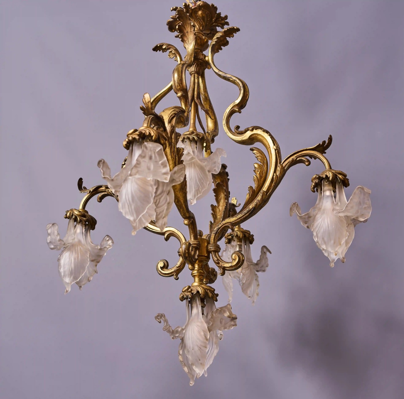 Secesní bronzový lustr s kosatci (iris), Francie kolem roku 1900