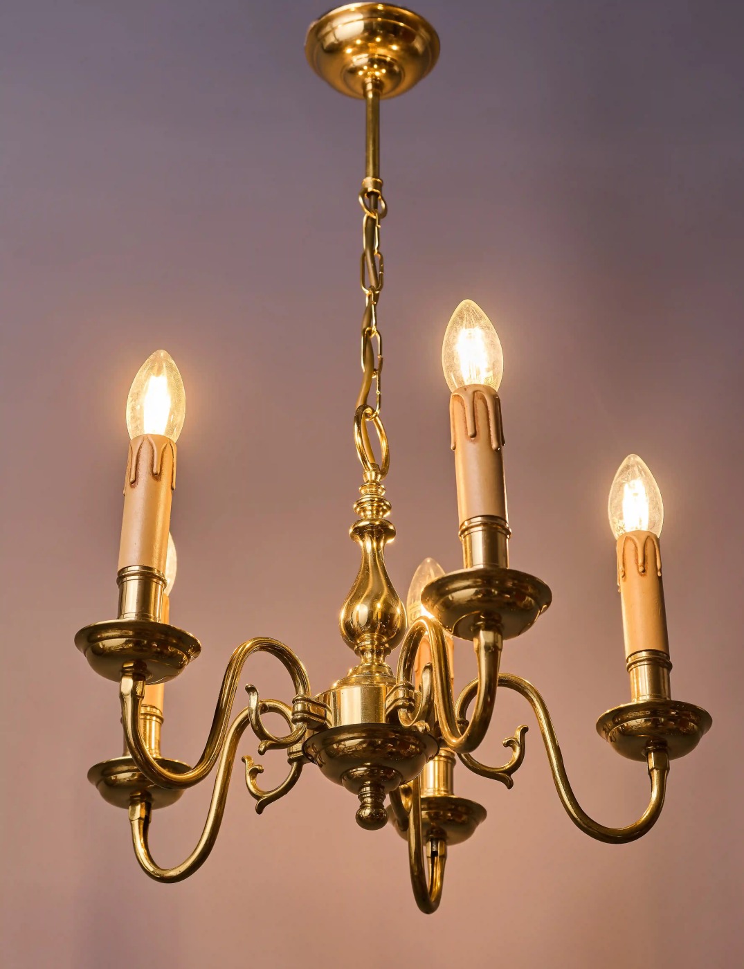 Stylový mosazný lustr pětiramenný