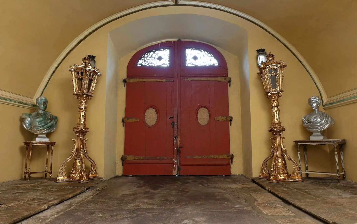 Obří párové zlaté lucerny na vyřezávaných nohách