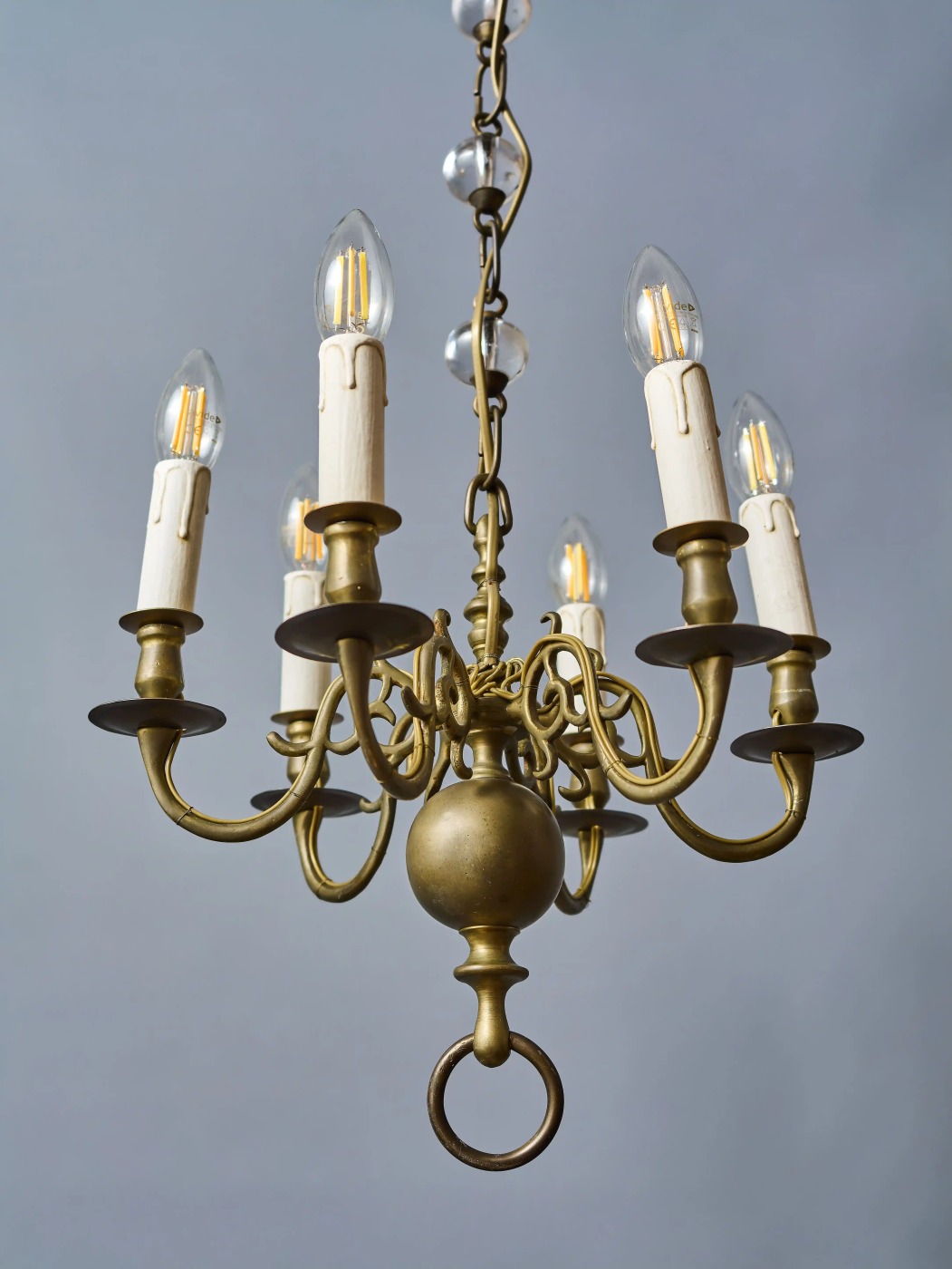 Starožitný šestiramenný bronzový lustr 