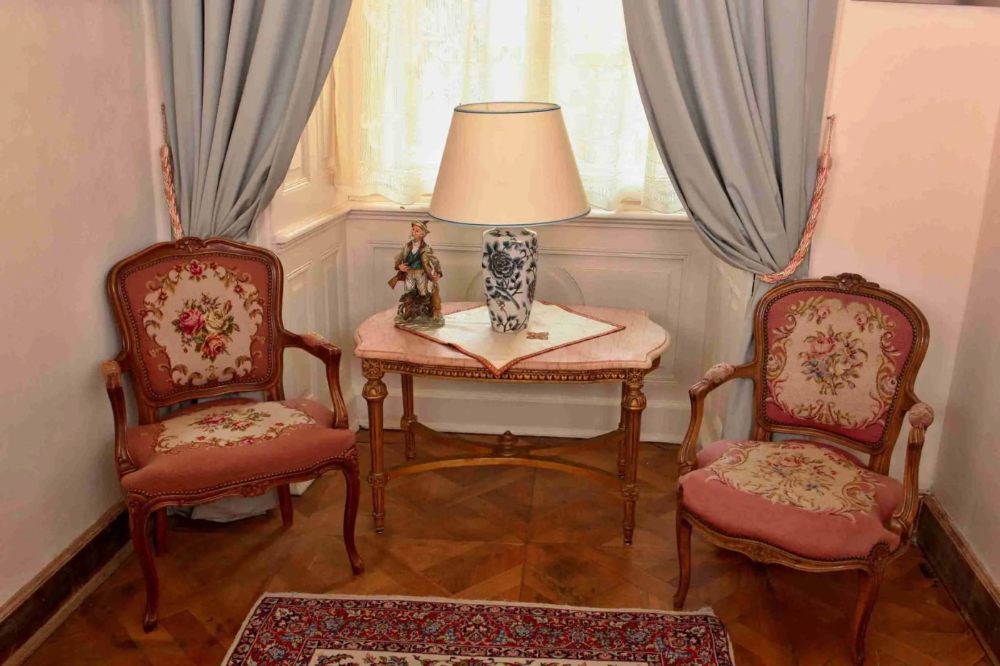 Rokokové křesílko s gobelínem