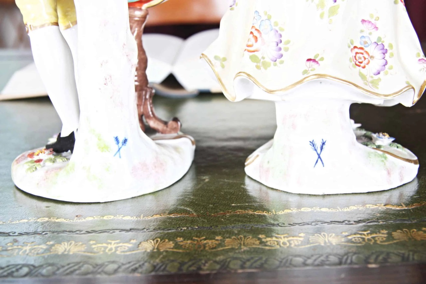 Porcelánové figurky tanečnice a hudebník. Značené