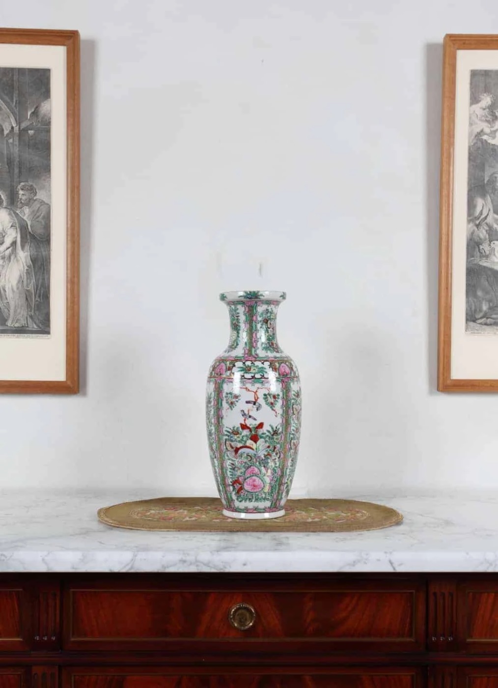 Ručně malovaná čínská váza. Značená