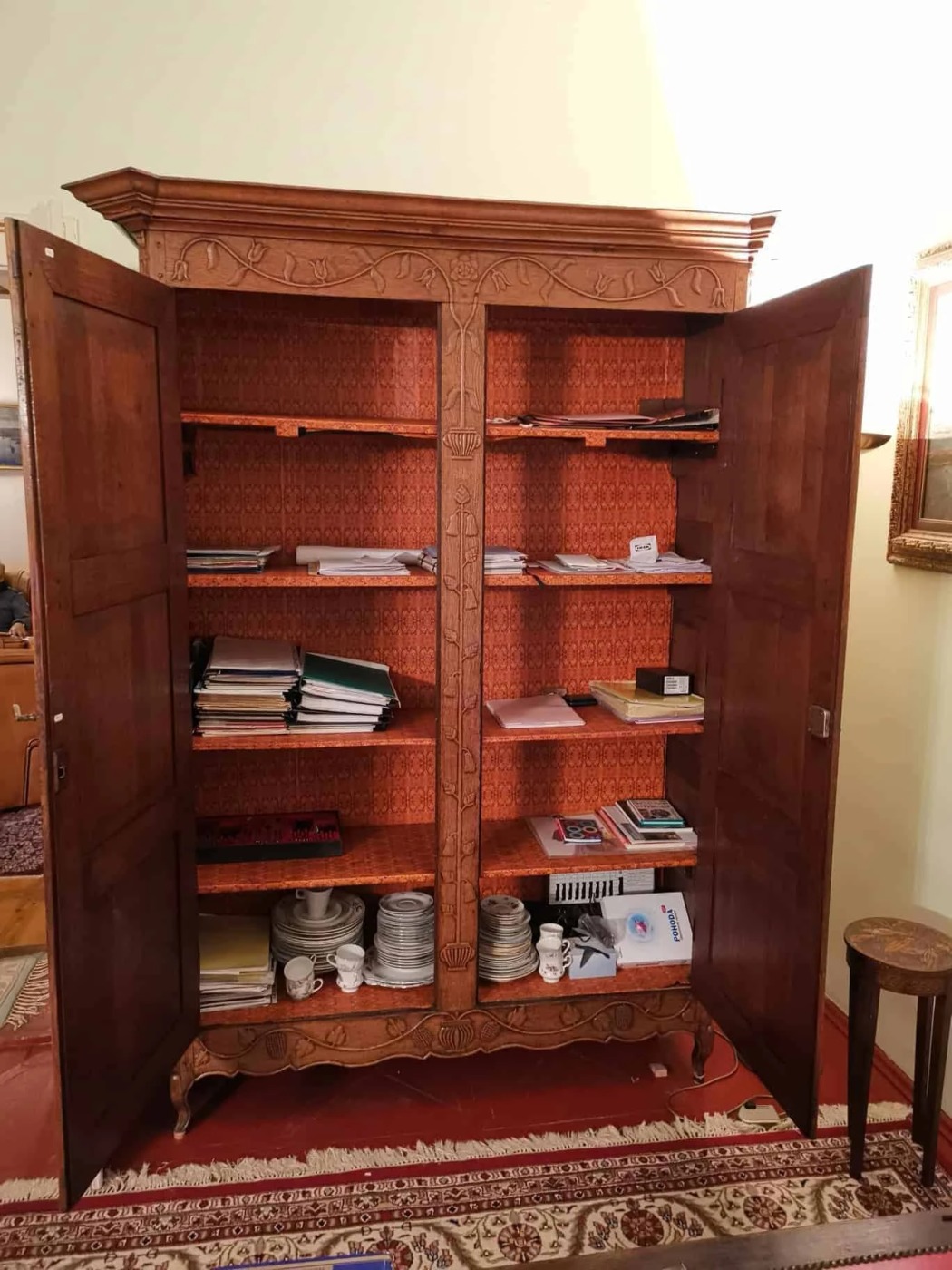 Maaslandská skříň z 18. století. Dub