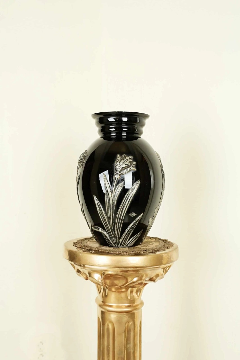 Hyalitová váza s cínovým zdobením. Značená